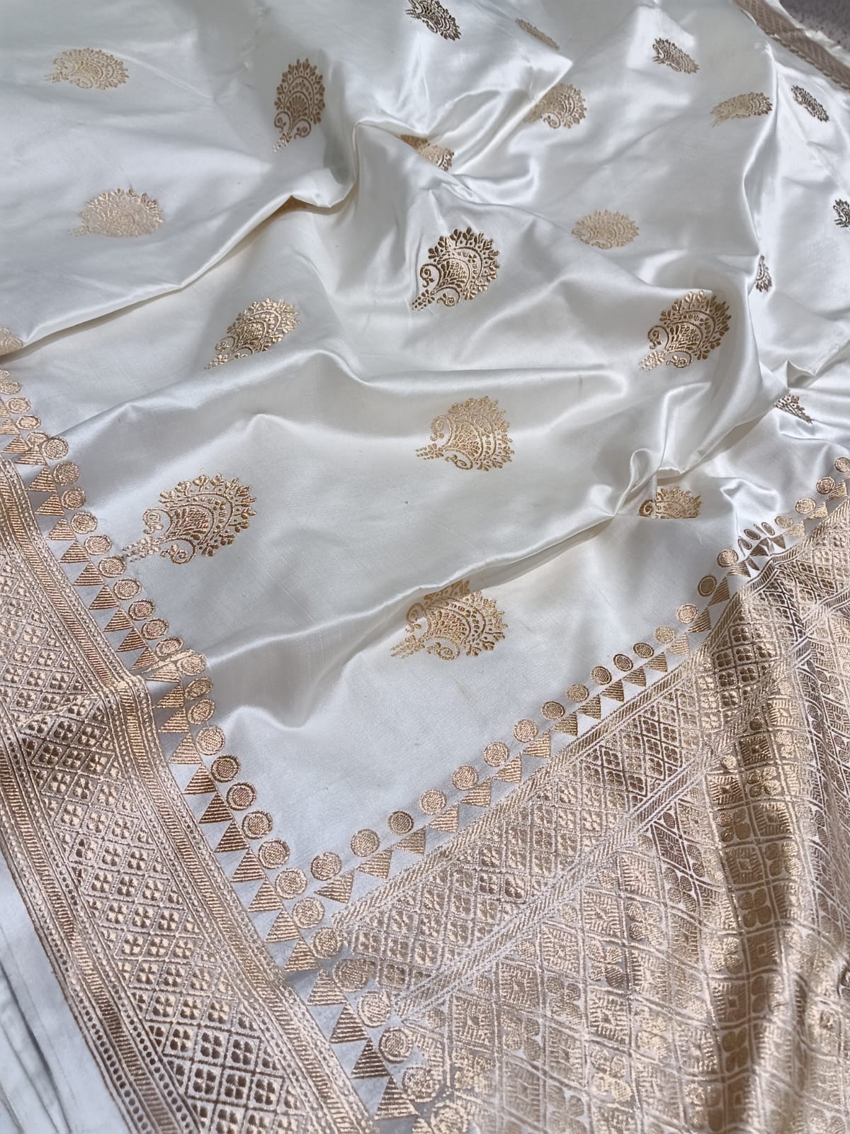 Pearl White Banarasi Handloom Mashru Silk Saree