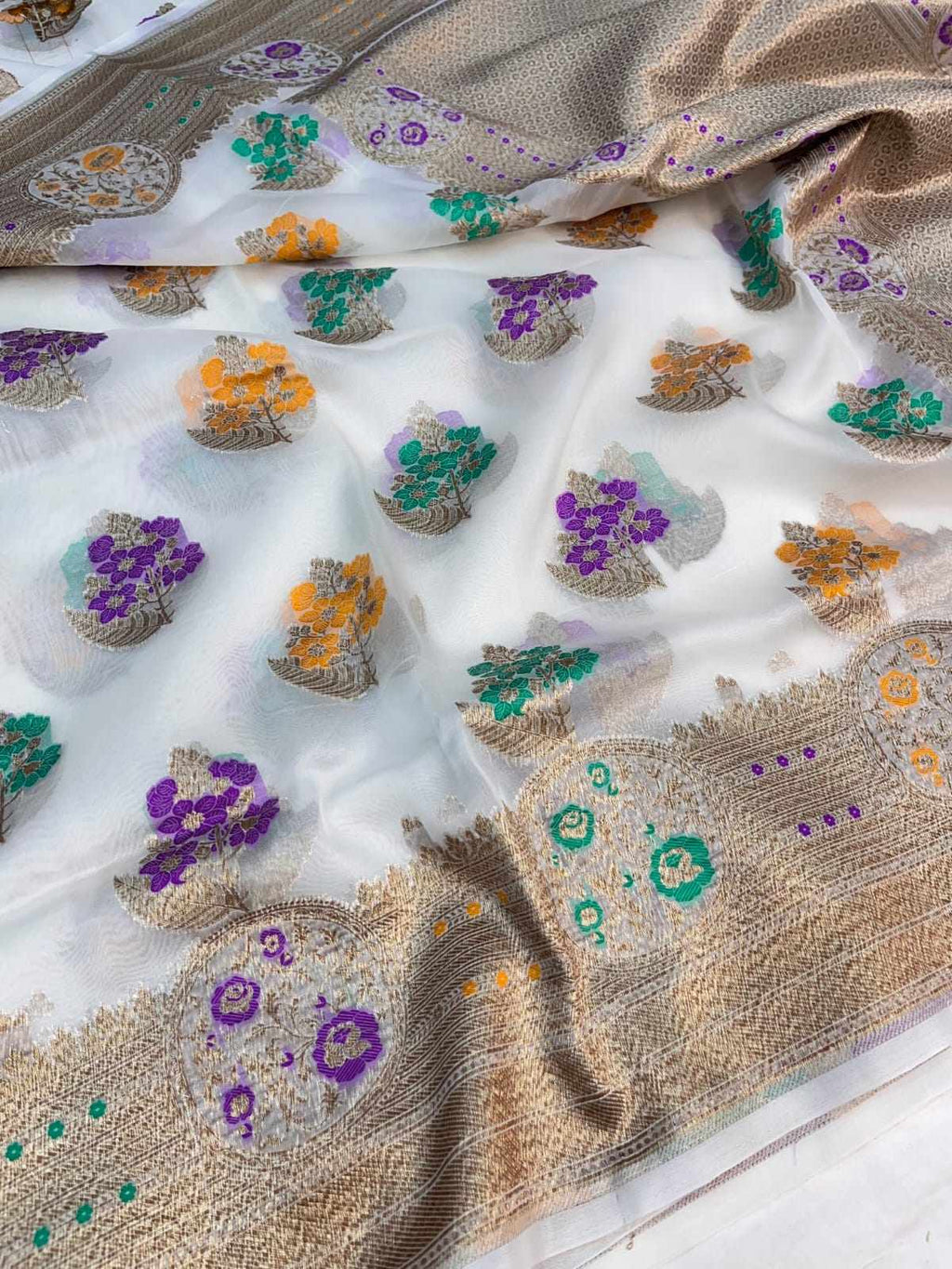 Perlehvid Banarasi Håndvæv Kora Organza Silk Meenakari Saree