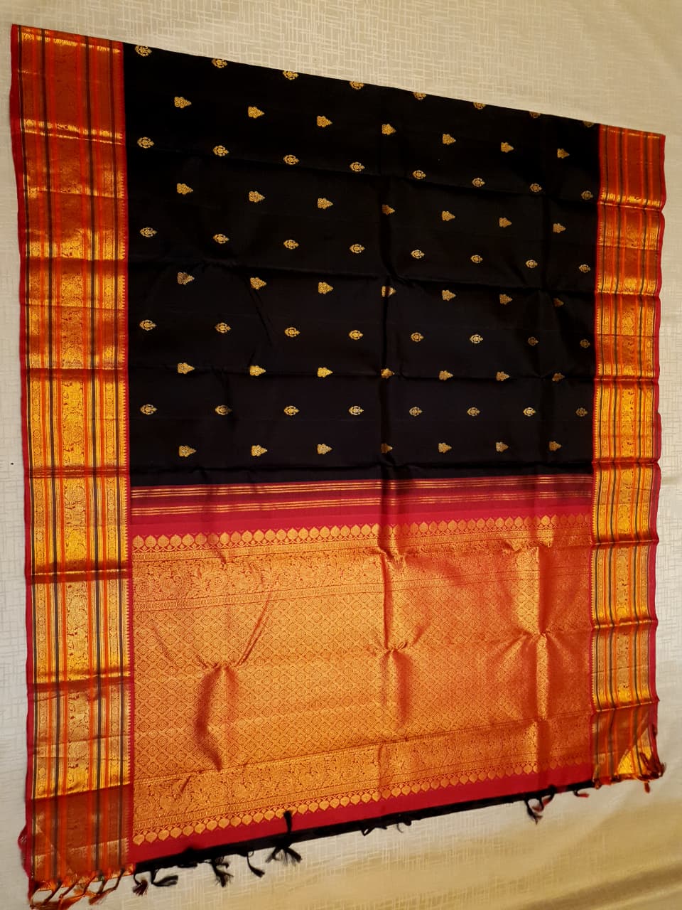 Sort Kanchipuram håndvævet 2G guld Korvai silkesari