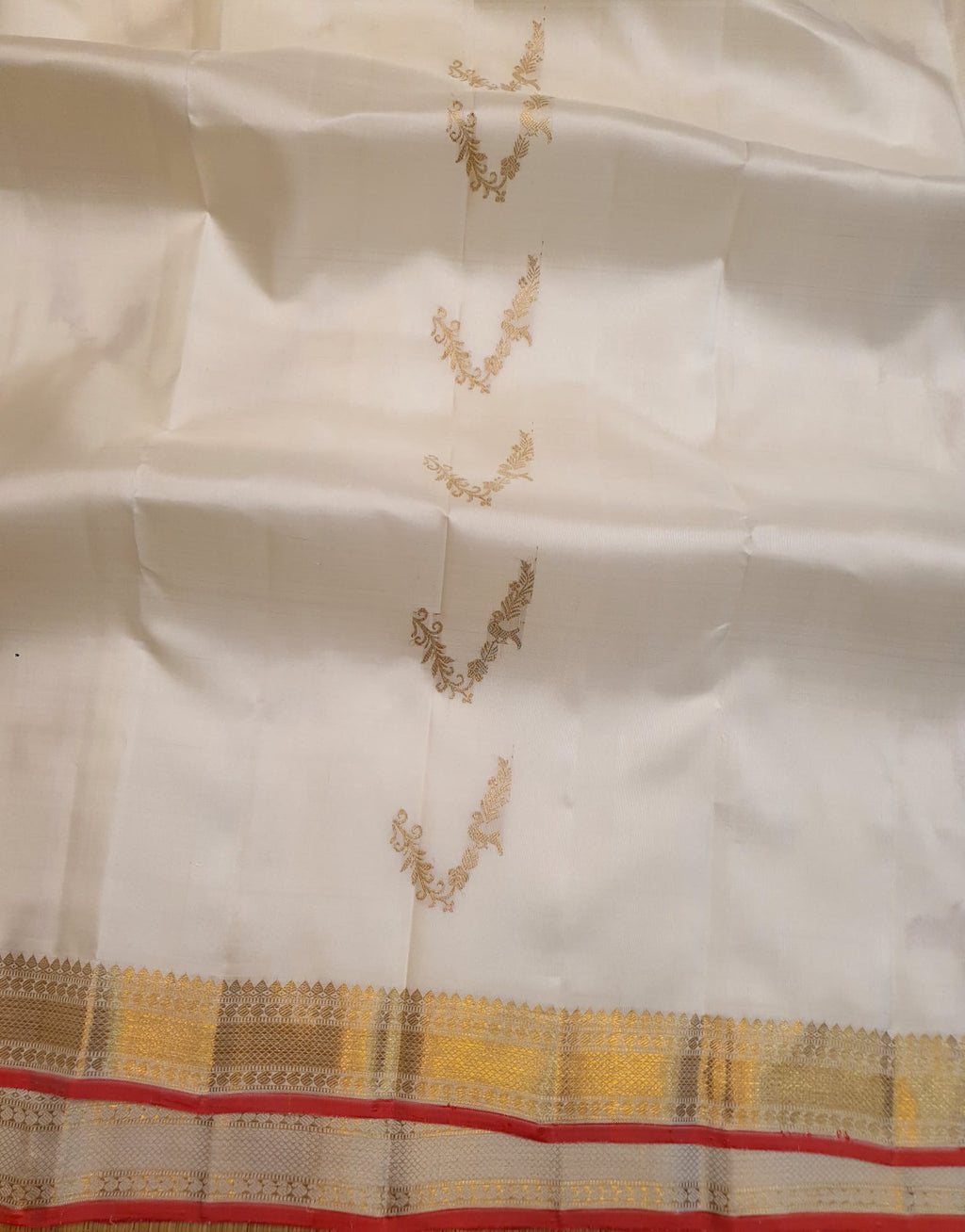 Off White Kanchipuram Handloom 3G Gold Pattu Silk Meenakari Saree
