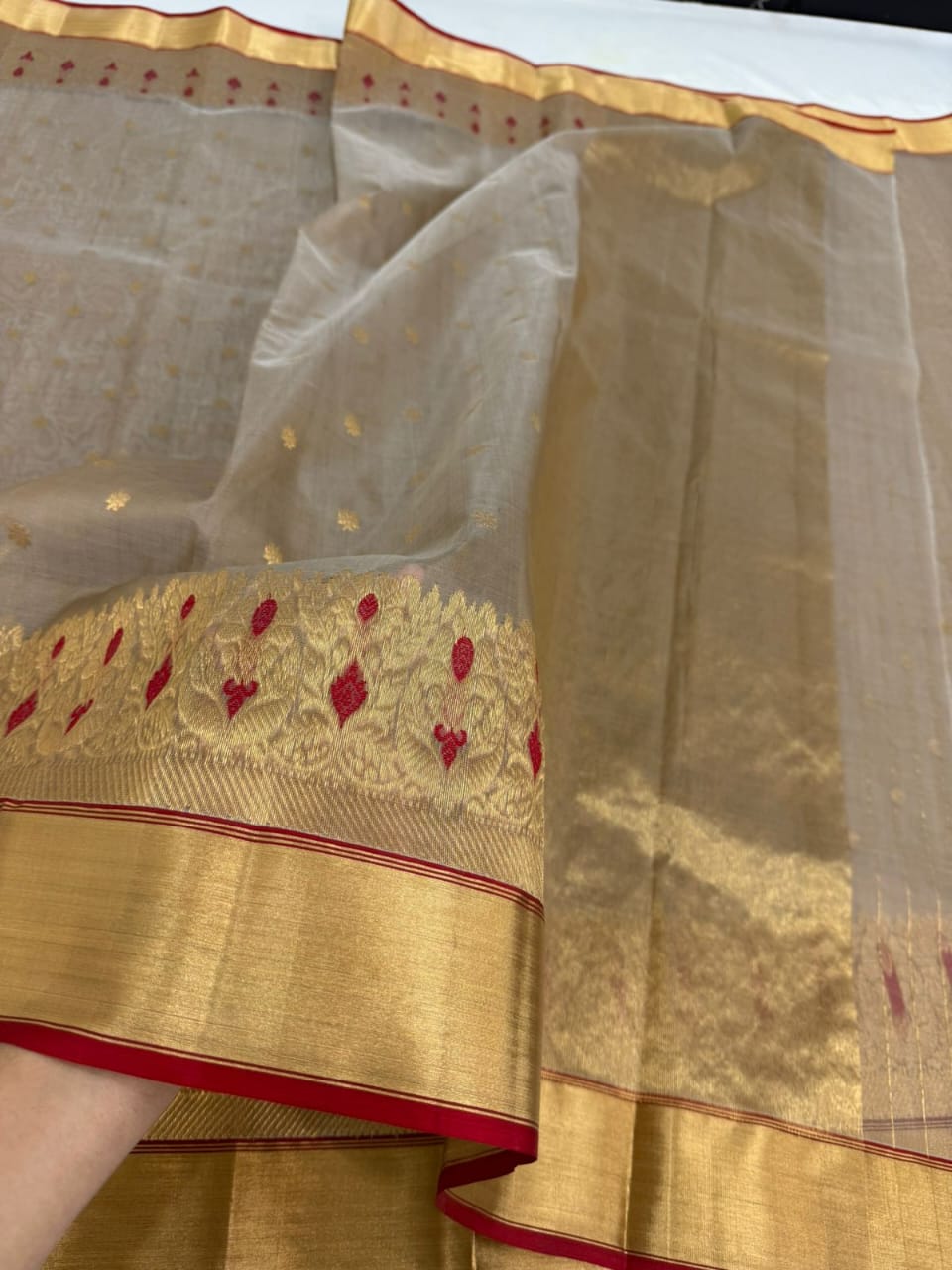 Beige Chanderi Håndvæv Katan Silk Meenakari Håndværk Saree