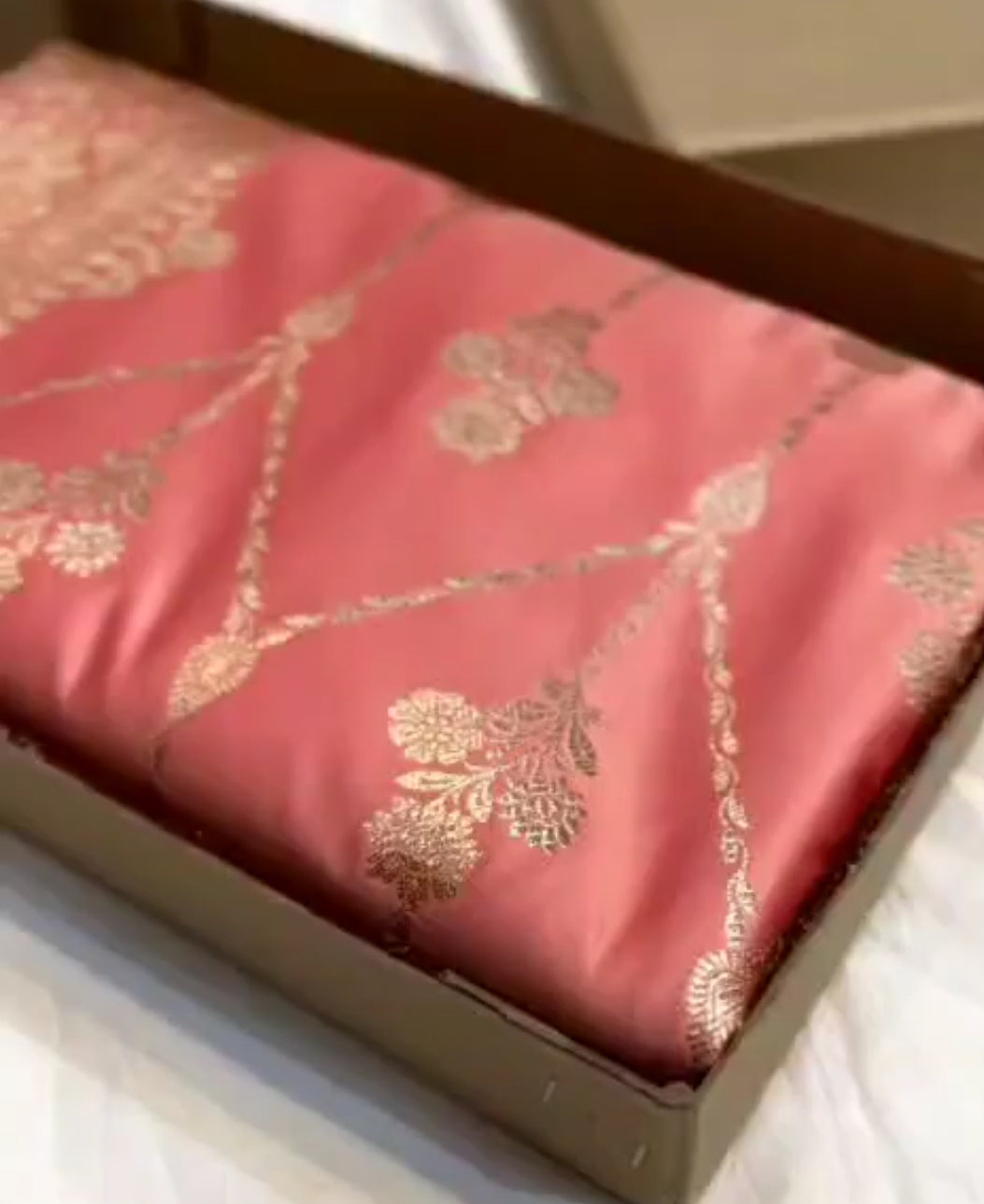 Ferskenfarvet Banarasi Satin Katan Silkesaree