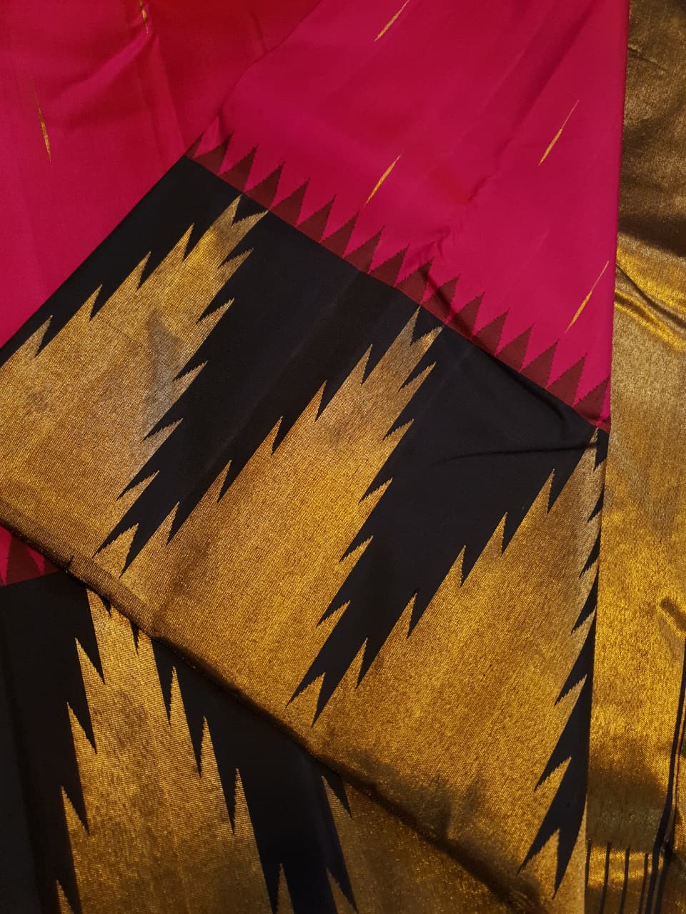 Dark Pink Kanchipuram handloom korvai temple silk saree featuring black and gold zari temple borders, a rich gold zari pallu, and a certified silk mark weave.