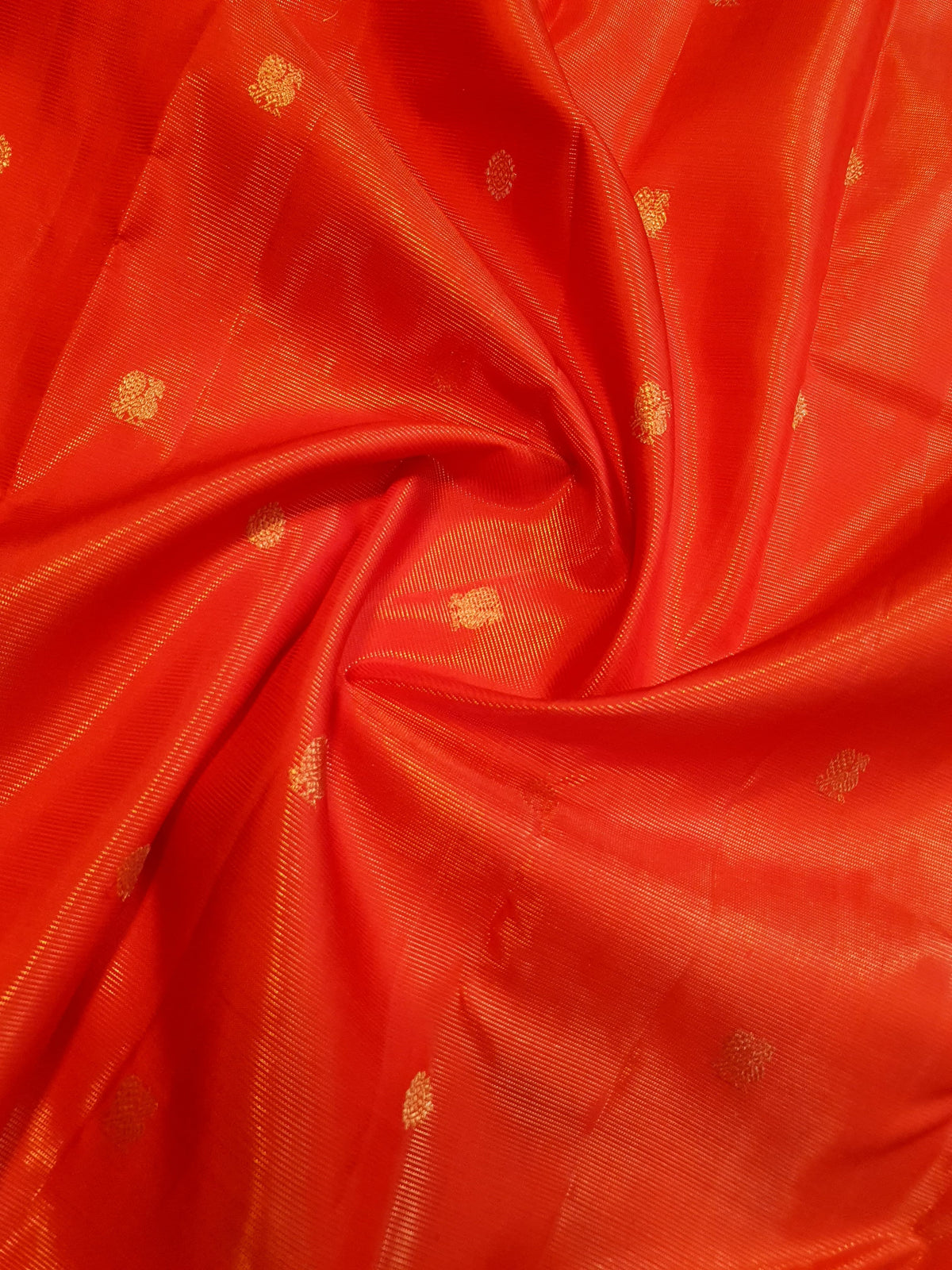 Chilly Red Kanchipuram Handloom 2G Gold Pattu Silk Saree adorned with small gold borders, subtle gold buttas, and a rich traditional pallu.