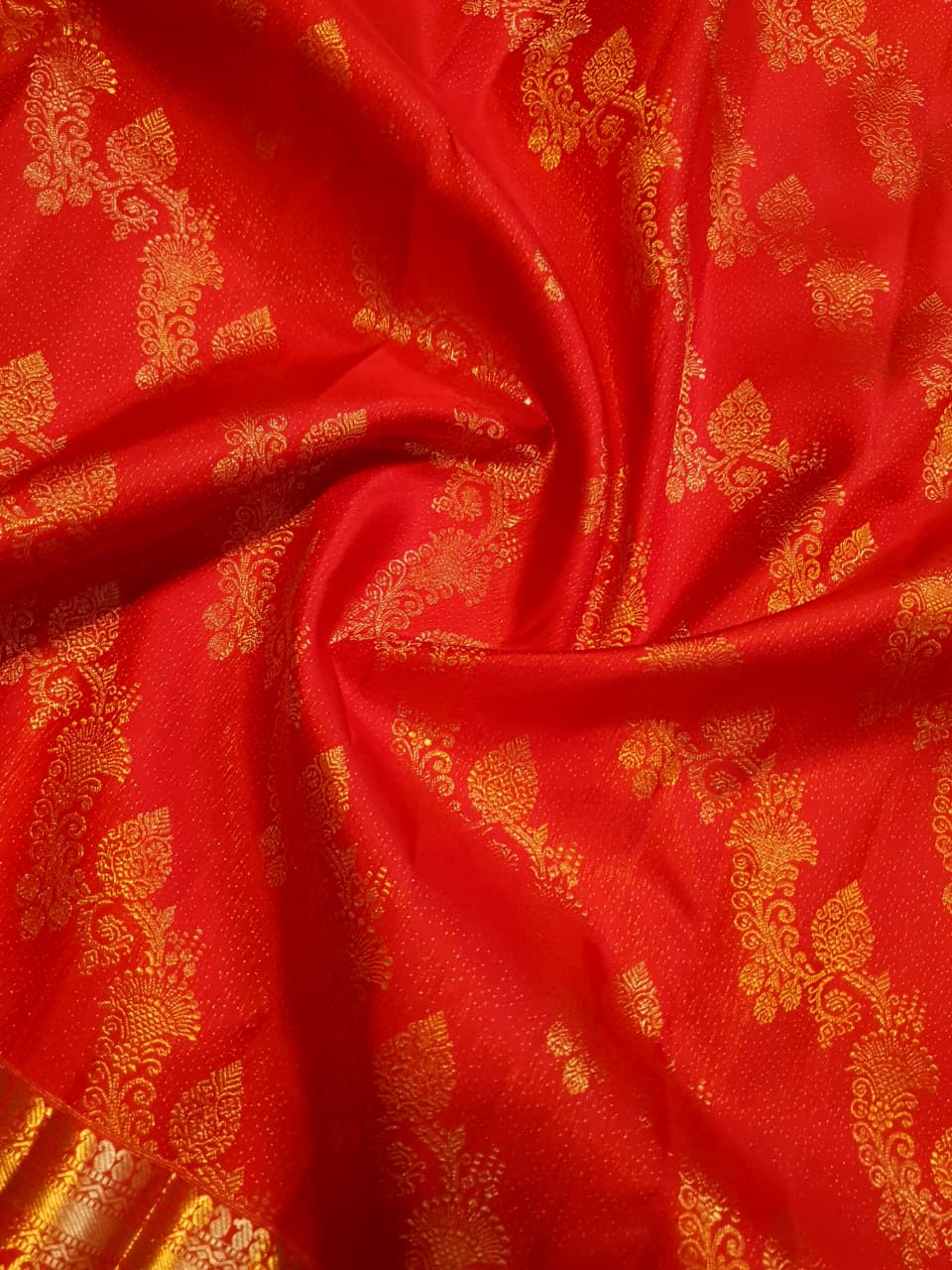 Chilly Red Kanchipuram Handloom 2G Gold Pattu Silk Saree with intricate floral brocade and a rich gold border.