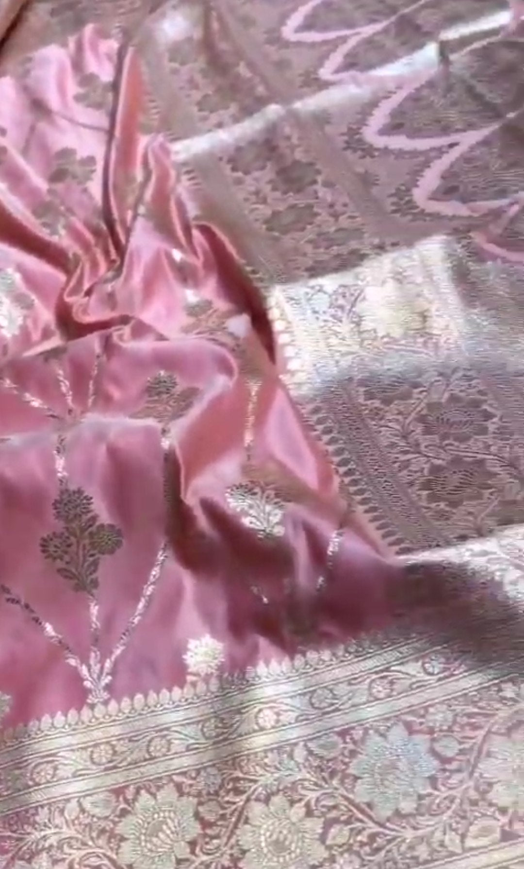 Ferskenfarvet Banarasi Satin Katan Silkesaree