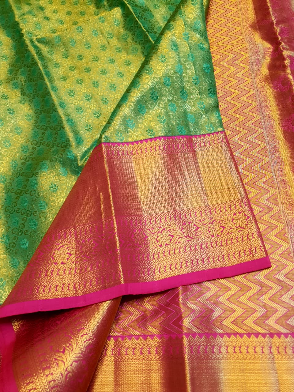 Lime Green Kanchipuram Handloom 2G Gold Korvai Silk Saree