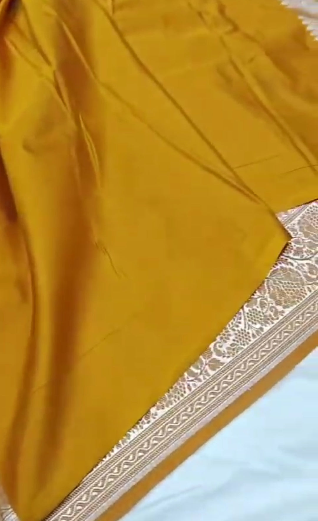 Gurkemeje Banarasi Mashru Blød Silke Saree