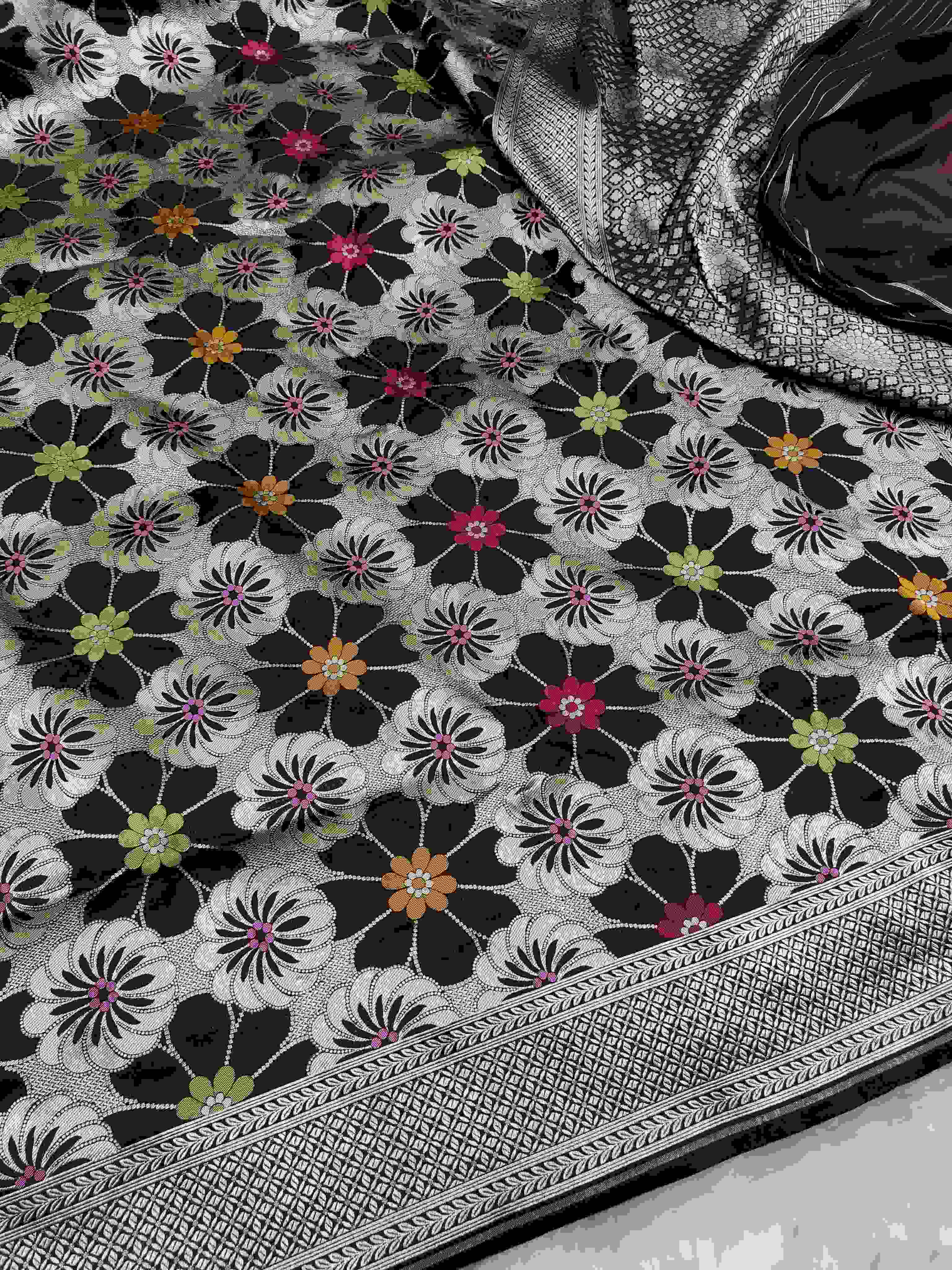 Lilla Banarasi Håndvæv Katan Silk Meenakari Saree