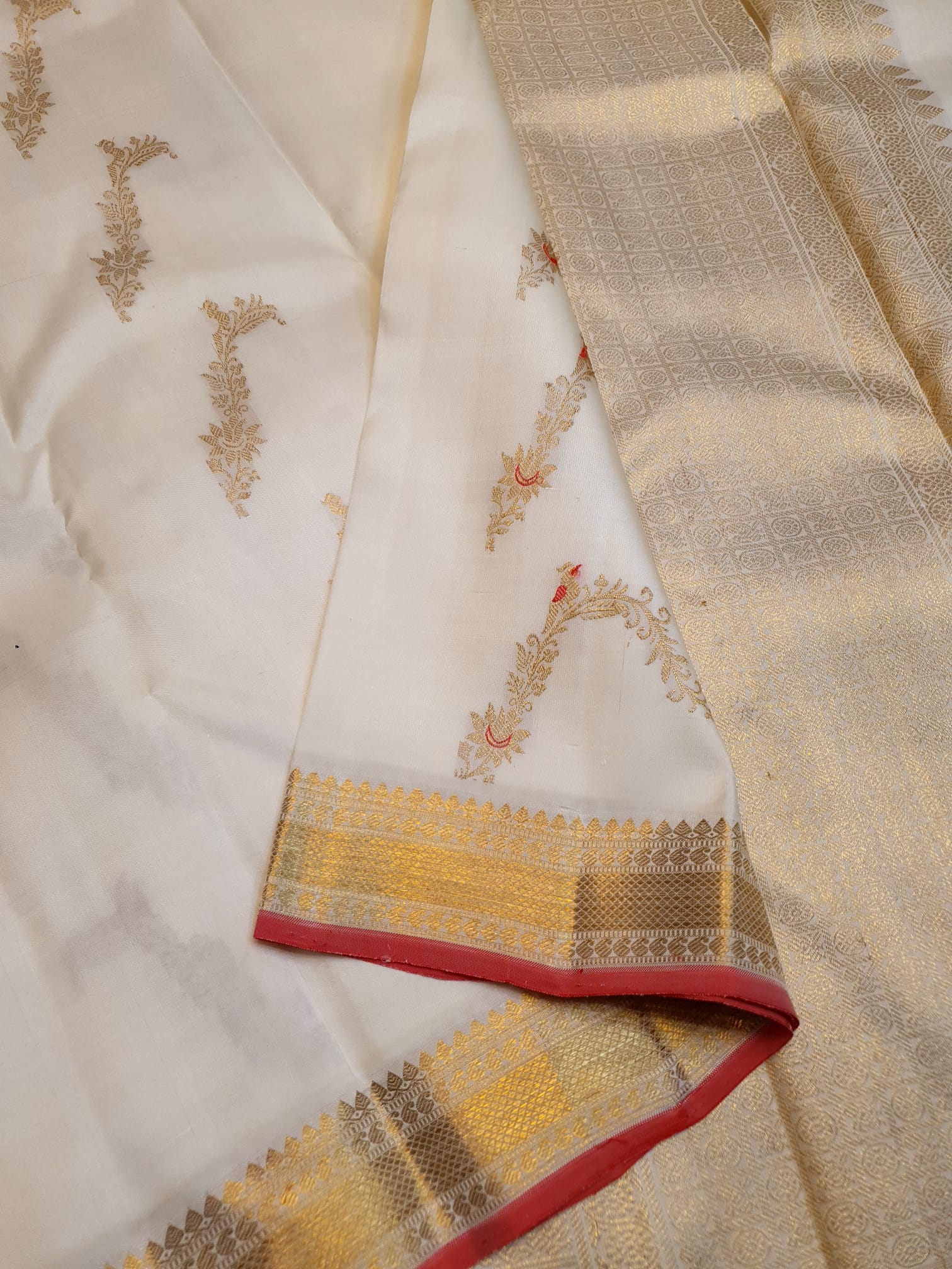 Off White Kanchipuram Handloom 3G Gold Pattu Silk Meenakari Saree