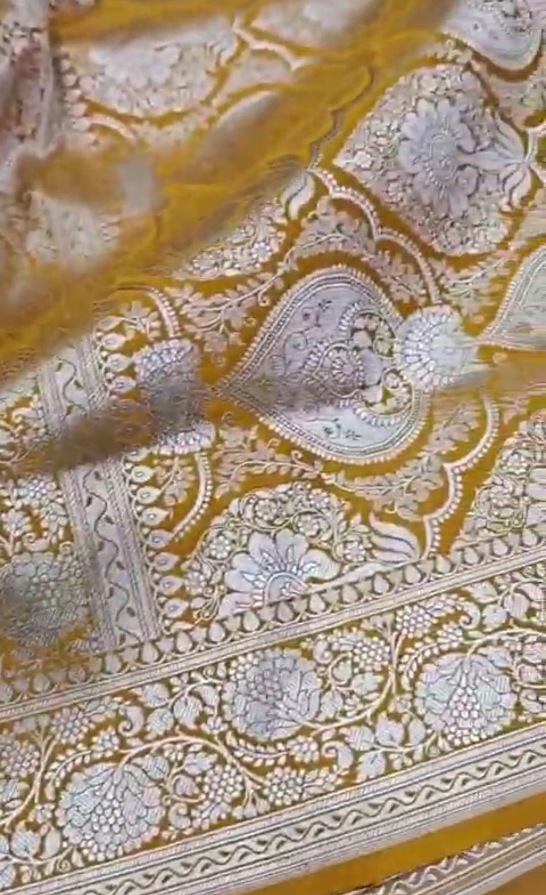 Gurkemeje Banarasi Mashru Blød Silke Saree