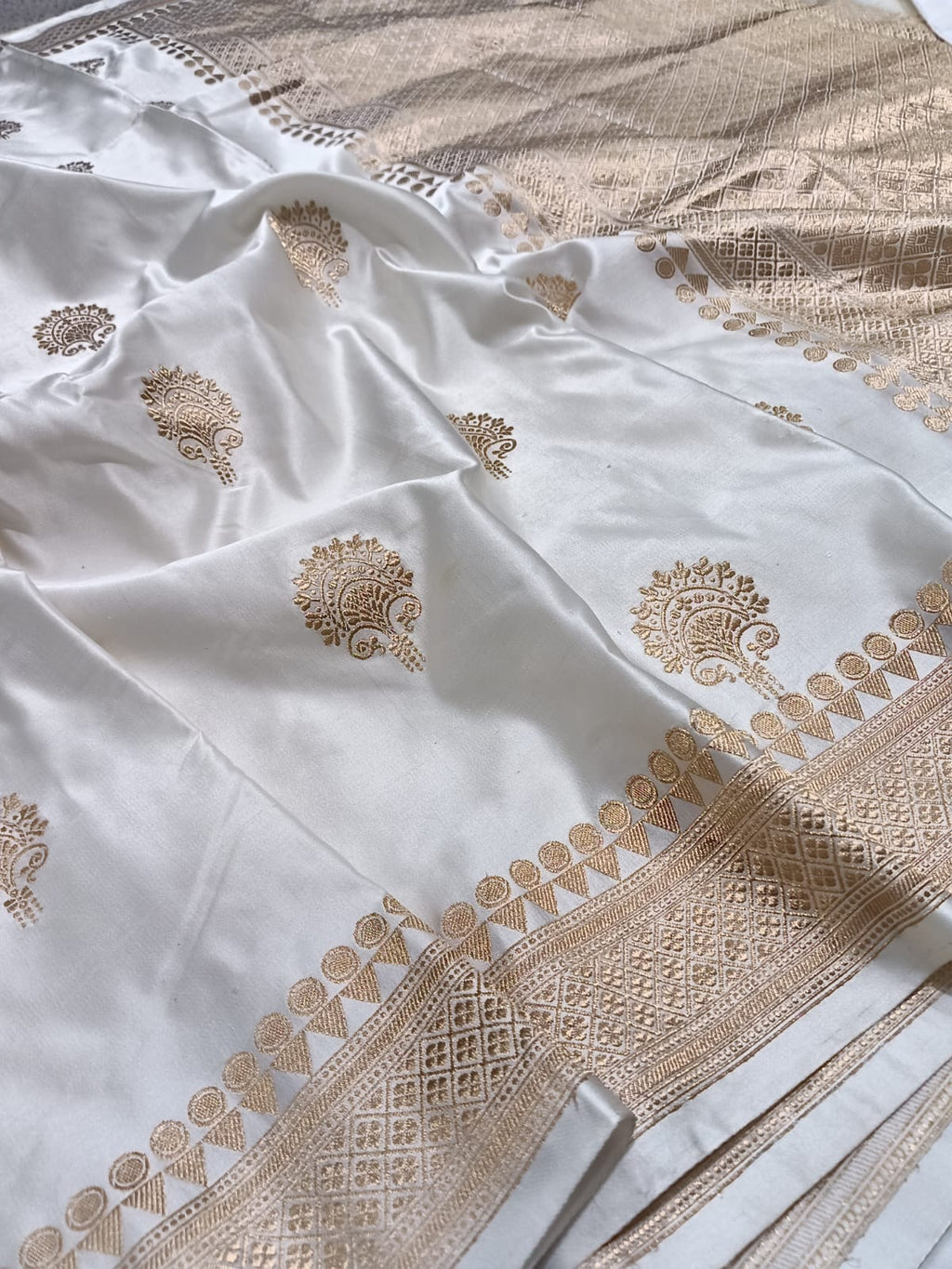 Pearl White Banarasi Handloom Mashru Silk Saree