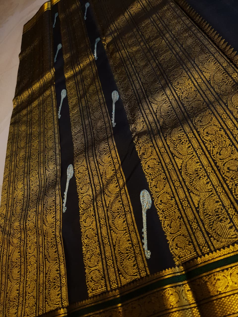 Sort Kanchipuram Handloom 2G Guld Pattu Silk Meenakari Saree