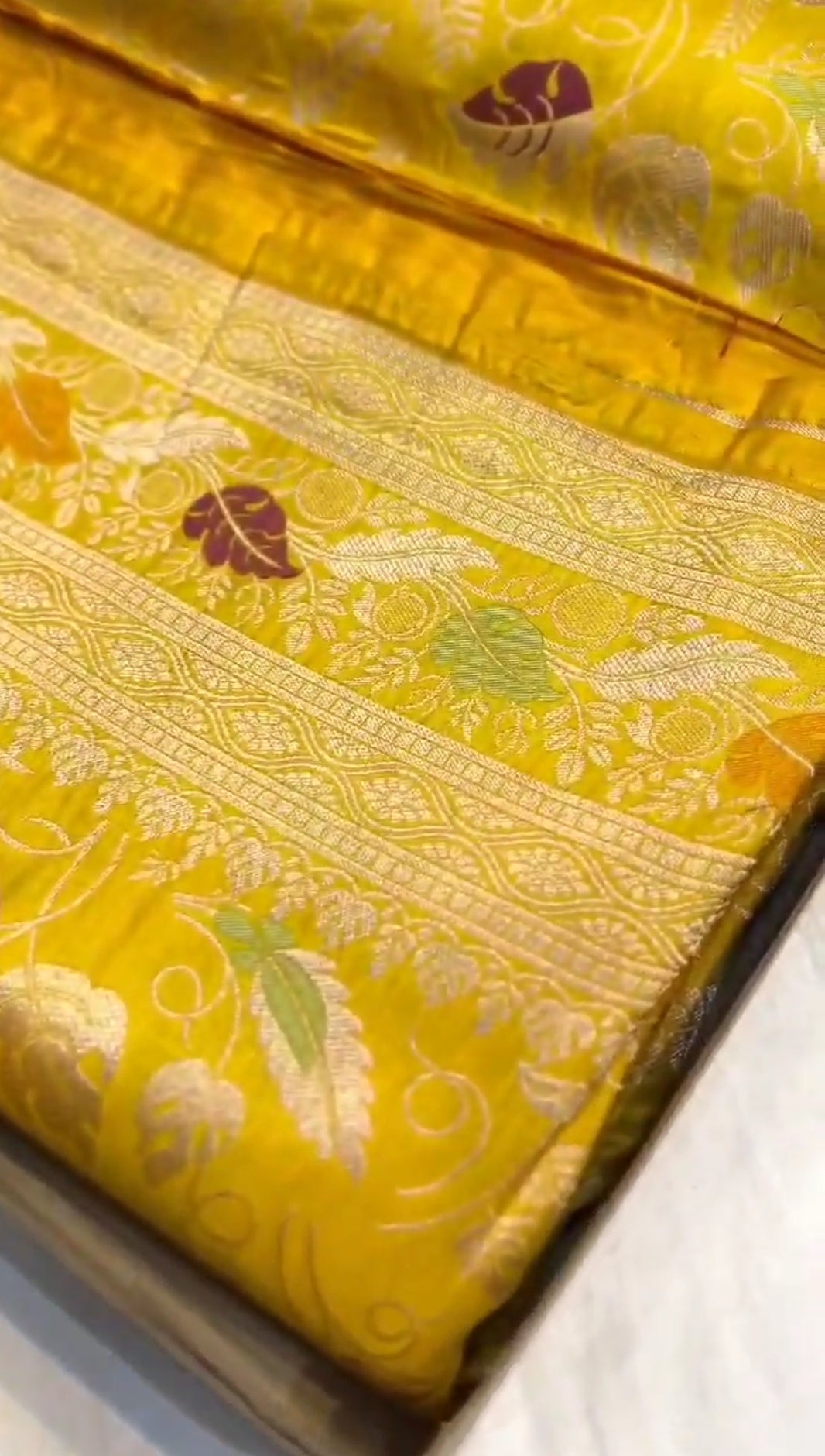 Gurkemeje Gul Banarasi Håndvæv Katan Silk Meenakari Saree