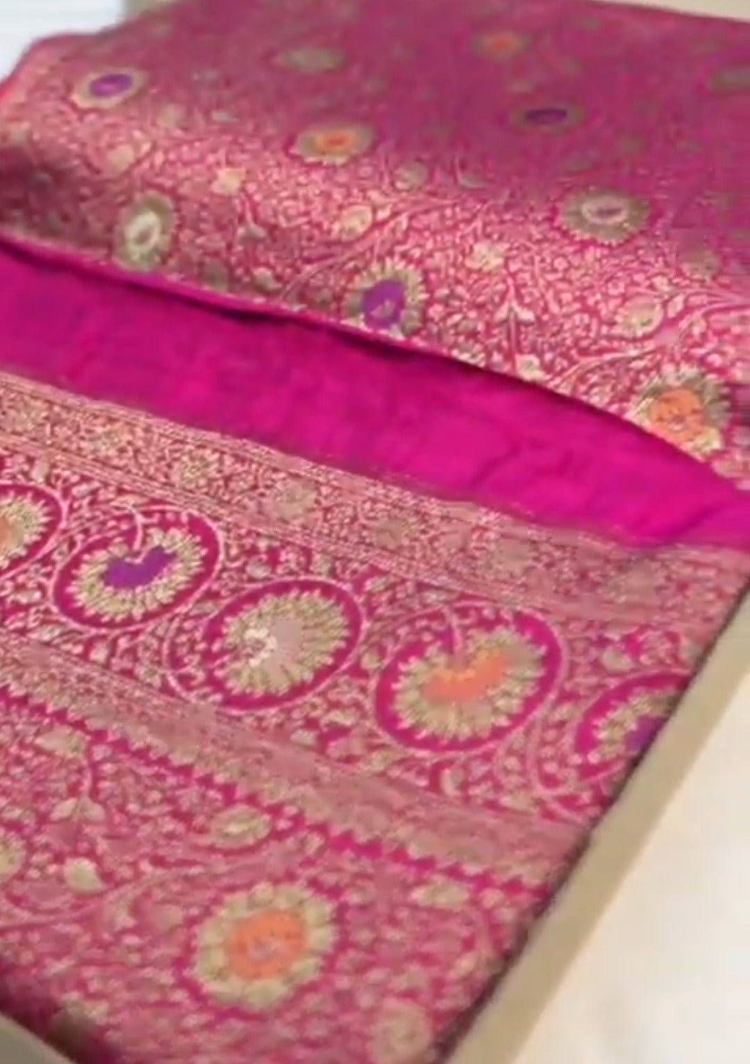 Mørk Pink Banarasi Håndvæv Katan Silk Meenakari Saree