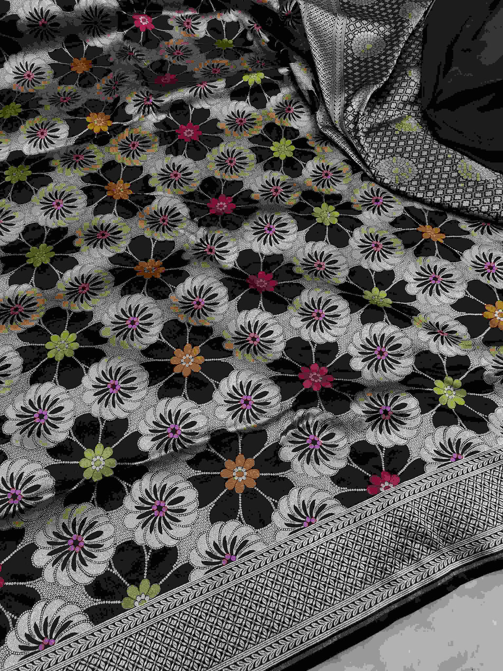 Sort Banarasi Håndvæv Katan Silk Meenakari Saree