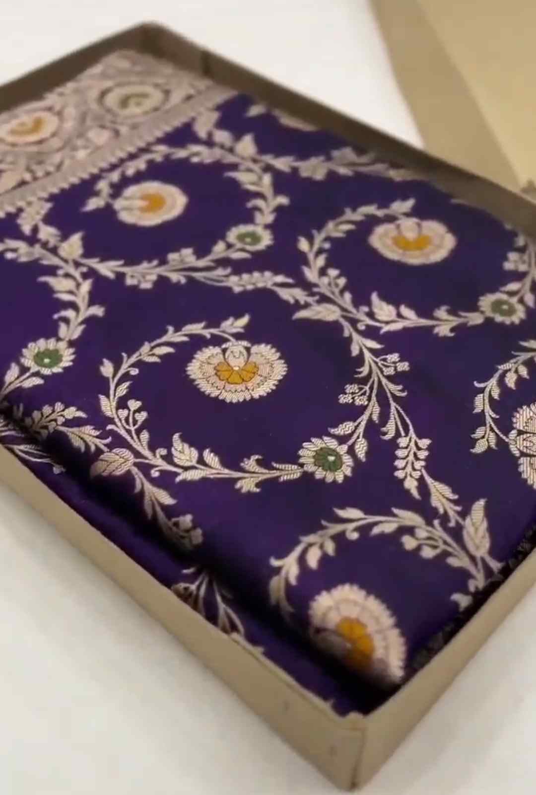 Lilla Banarasi Håndvæv Katan Silk Meenakari Saree