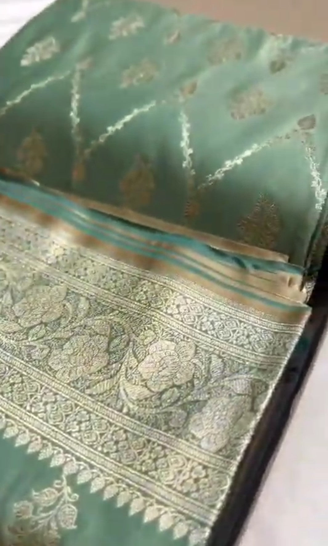 Puddergrøn Banarasi Satin Katan Silkesaree