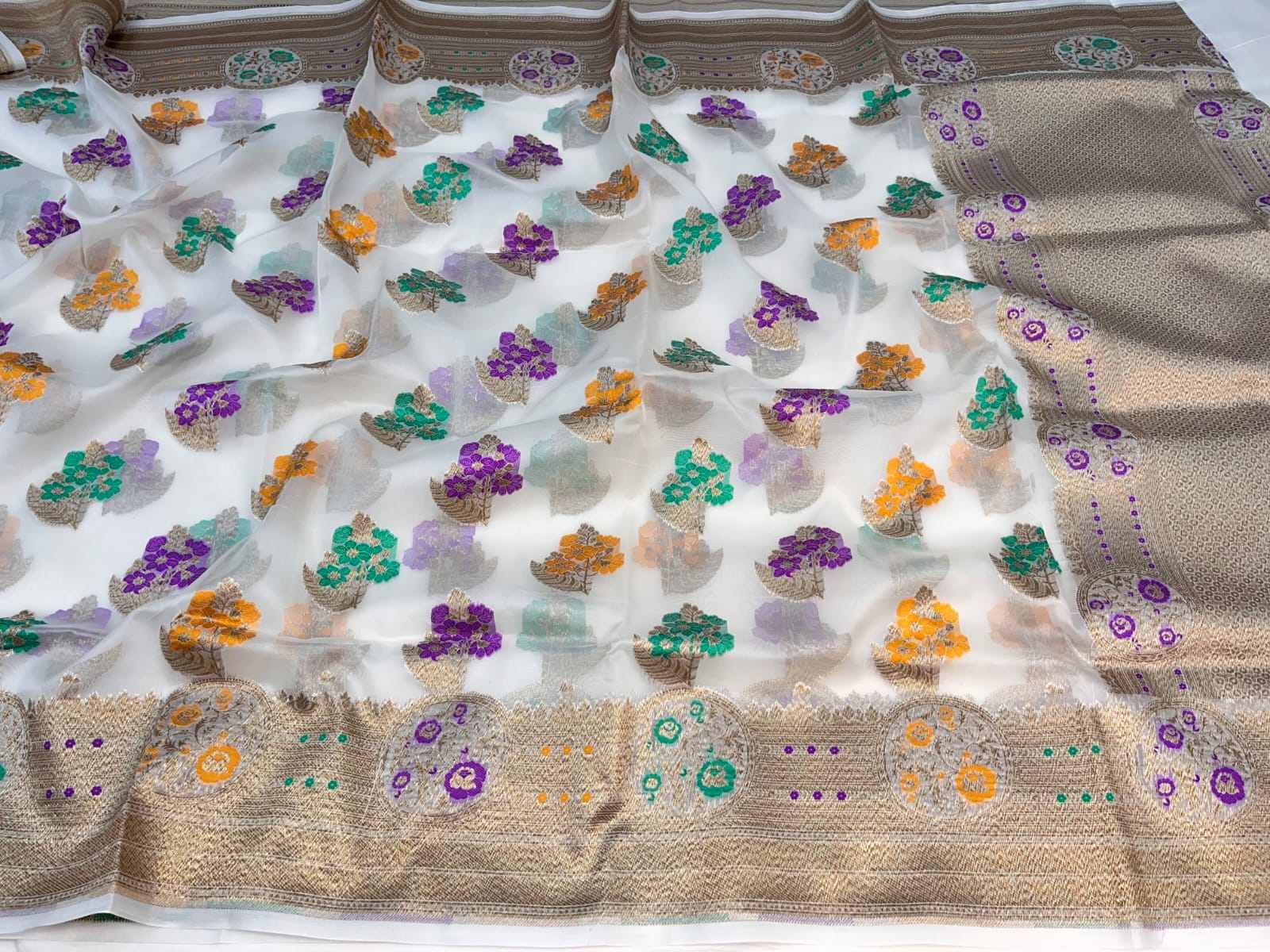 Perlehvid Banarasi Håndvæv Kora Organza Silk Meenakari Saree