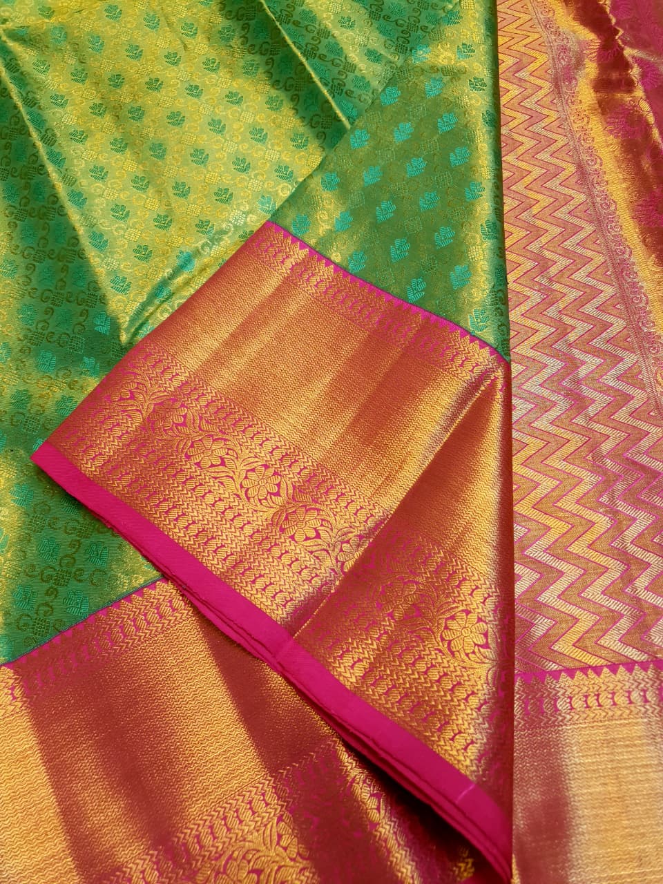Lime Green Kanchipuram Handloom 2G Gold Korvai Silk Saree
