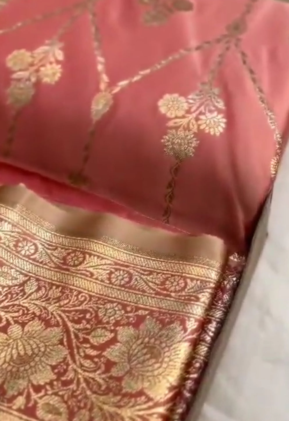 Ferskenfarvet Banarasi Satin Katan Silkesaree