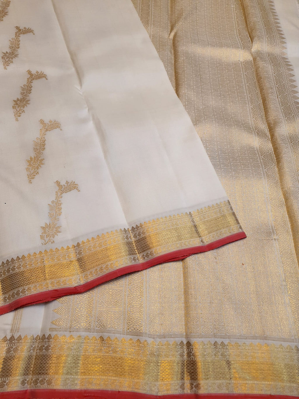 Off White Kanchipuram Handloom 3G Gold Pattu Silk Meenakari Saree