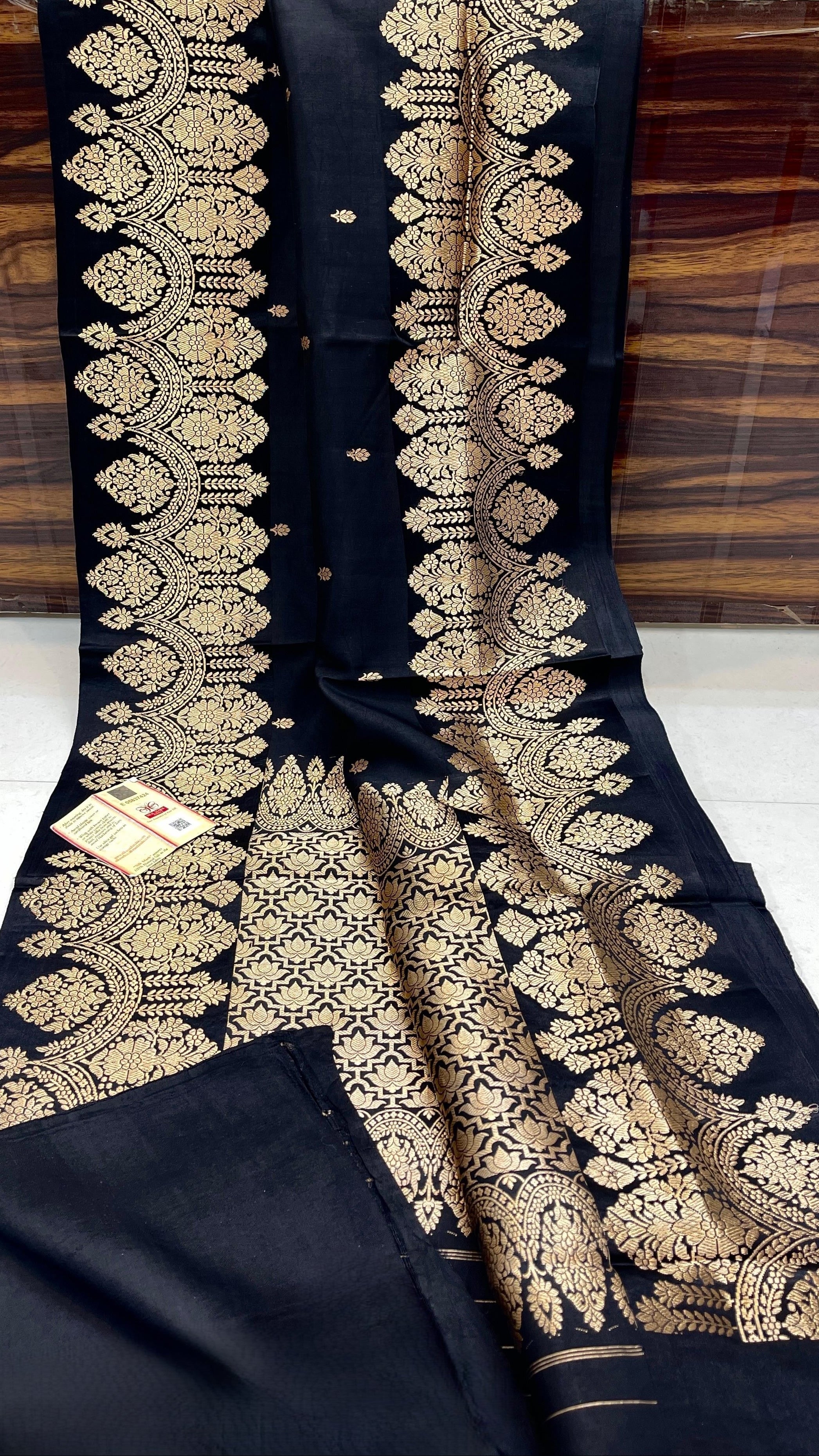 Black Banarasi handloom raw mango silk saree featuring rich mashru borders and intricate Kaduwa weaving.