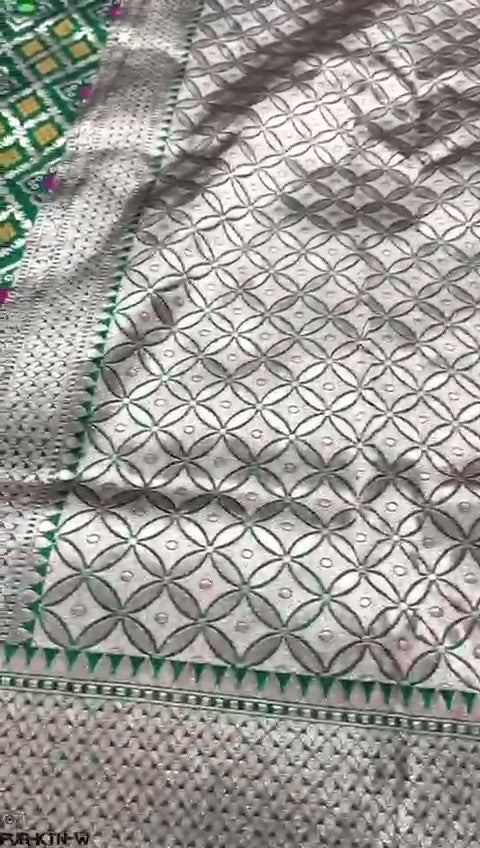 Green Banarasi Handloom Pure Katan Silk Meenakari Saree with Gold Zari Weaving and Silk Mark Certification