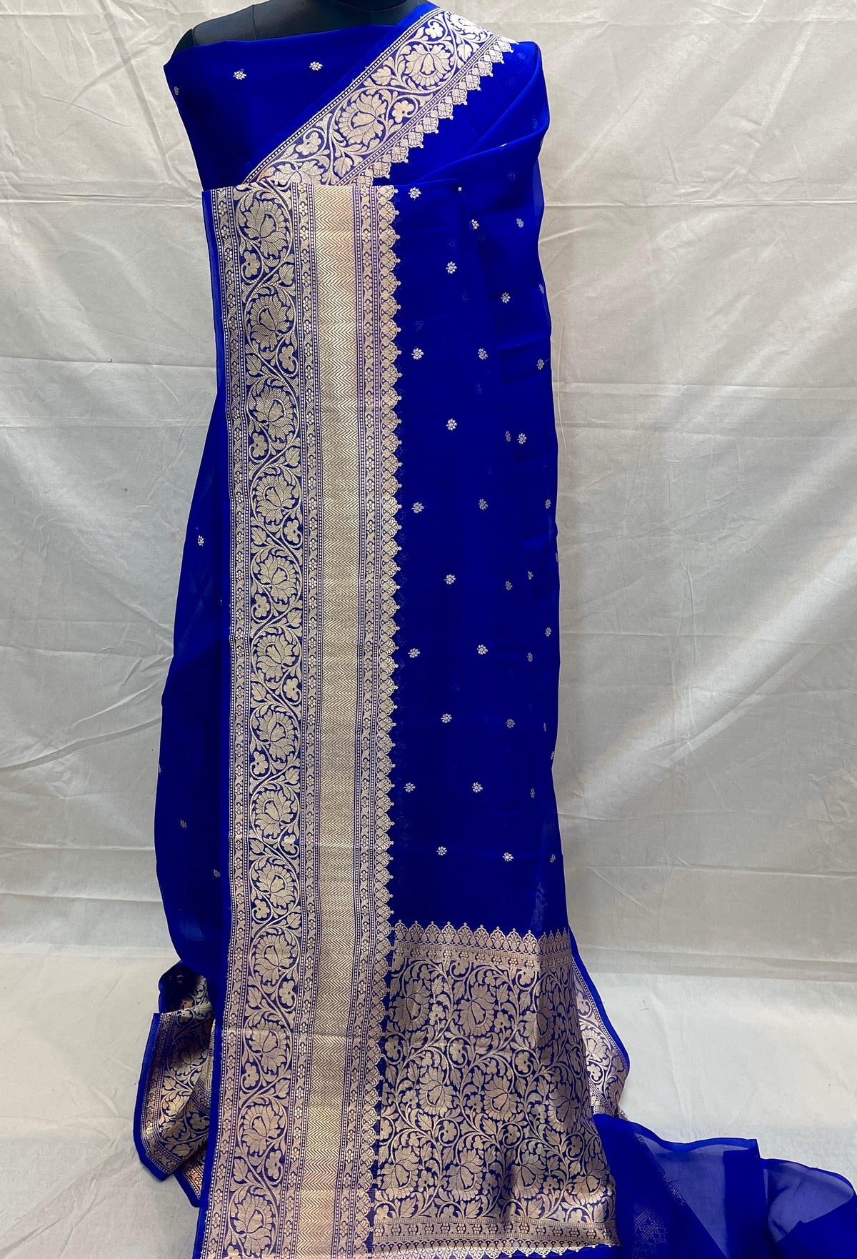 Banarasi Handloom Kora Organza Silk Saree in deep green with intricate zari Kaduwa floral motifs and a rich contrast red brocade border with Silk Mark tag.