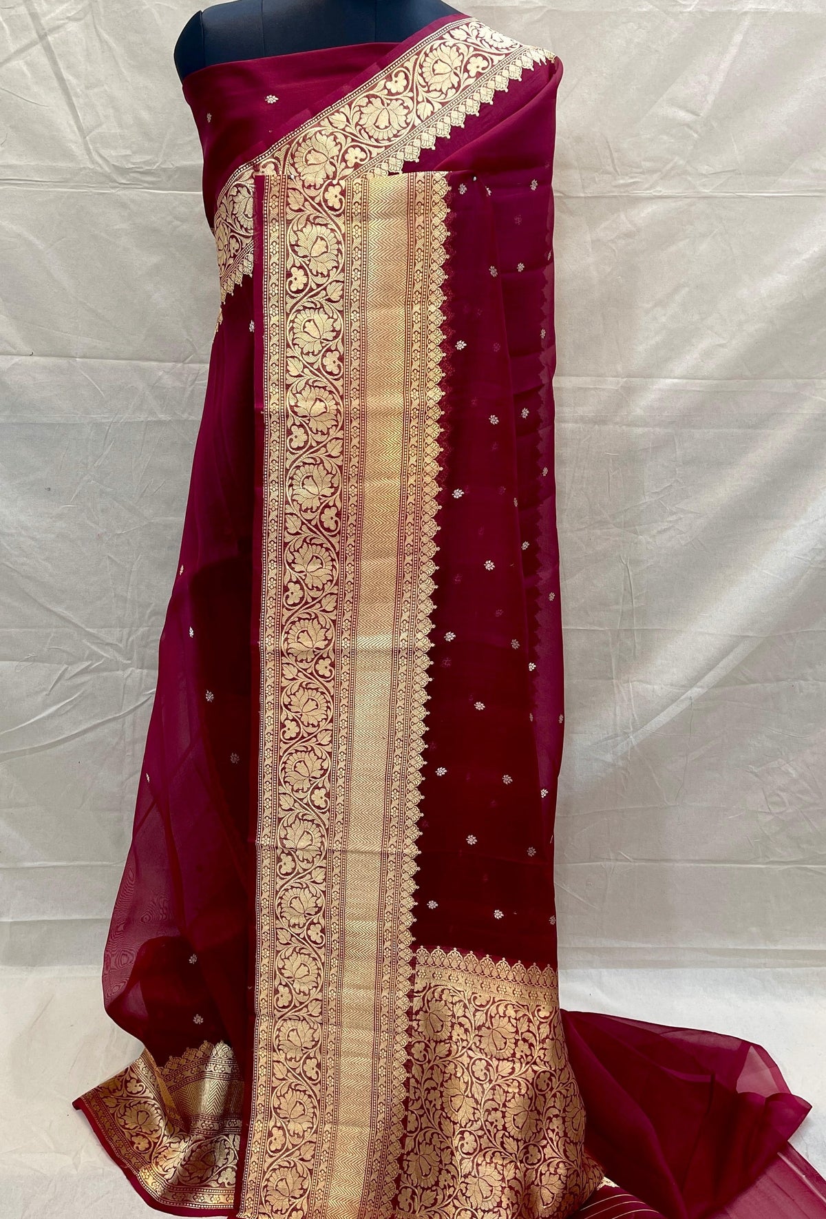 Banarasi Handloom Kora Organza Silk Saree in deep green with intricate zari Kaduwa floral motifs and a rich contrast red brocade border with Silk Mark tag.