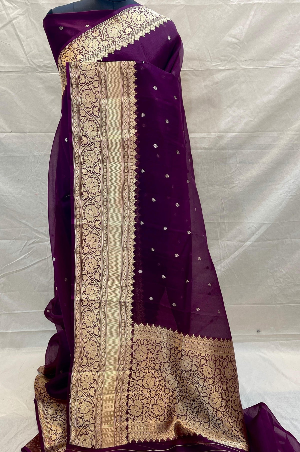 Banarasi Handloom Kora Organza Silk Saree in deep green with intricate zari Kaduwa floral motifs and a rich contrast red brocade border with Silk Mark tag.