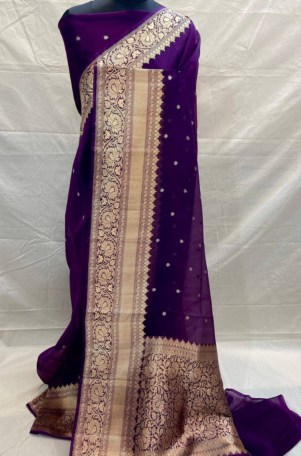 Banarasi Handloom Kora Organza Silk Saree in deep green with intricate zari Kaduwa floral motifs and a rich contrast red brocade border with Silk Mark tag.