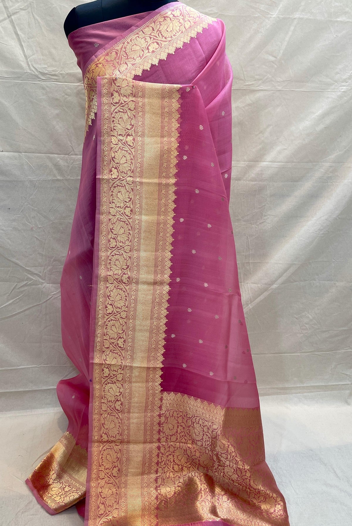 Banarasi Handloom Kora Organza Silk Saree in deep green with intricate zari Kaduwa floral motifs and a rich contrast red brocade border with Silk Mark tag.