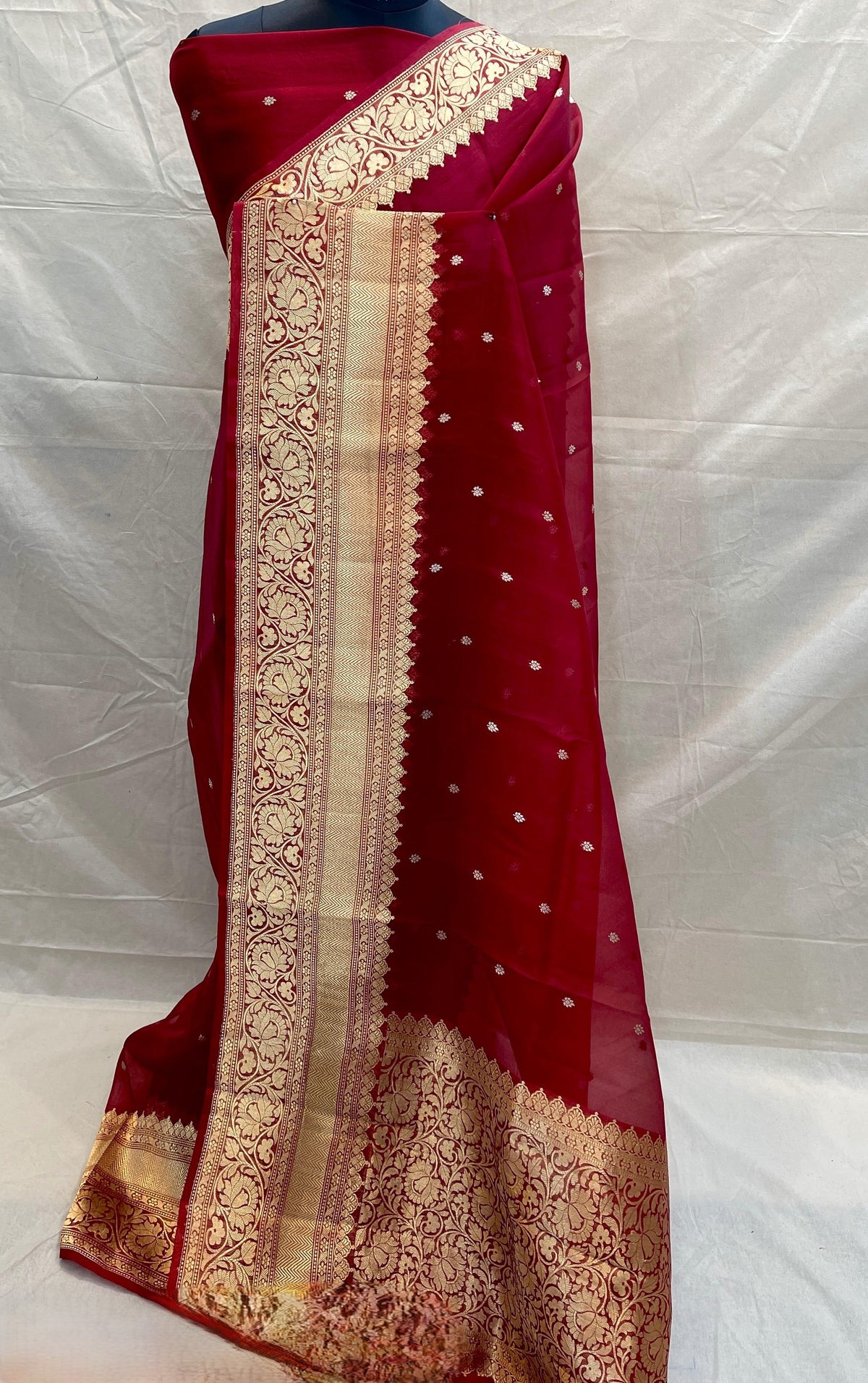 Banarasi Handloom Kora Organza Silk Saree in deep green with intricate zari Kaduwa floral motifs and a rich contrast red brocade border with Silk Mark tag.