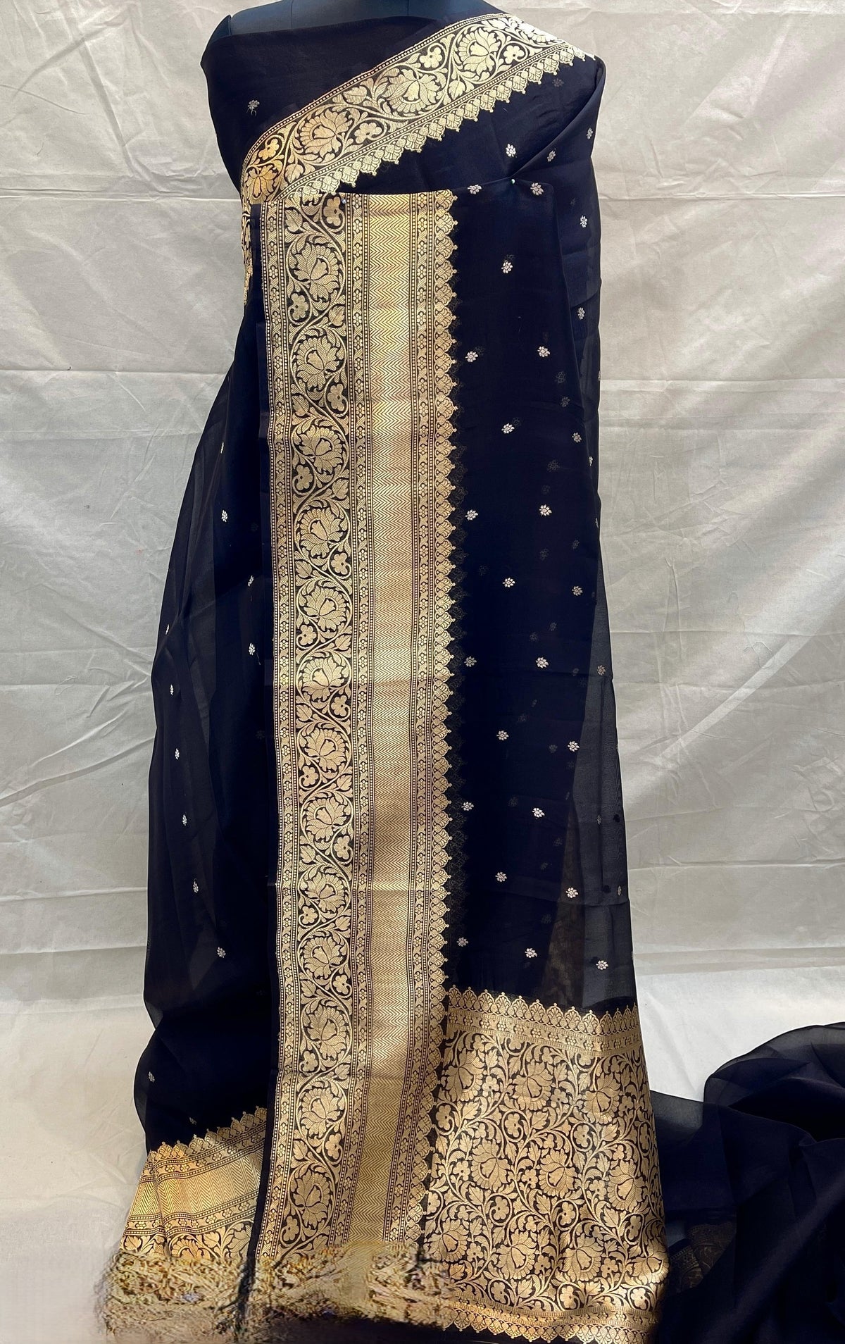 Banarasi Handloom Kora Organza Silk Saree in deep green with intricate zari Kaduwa floral motifs and a rich contrast red brocade border with Silk Mark tag.