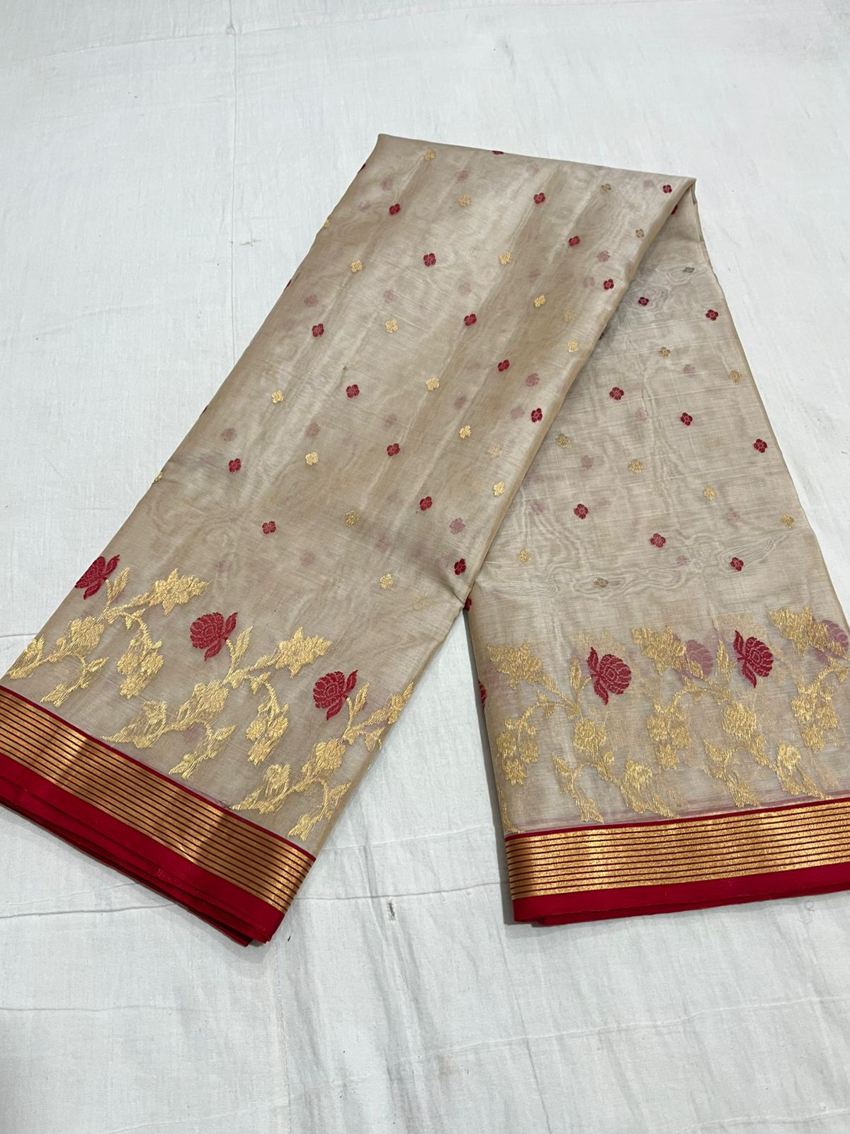 Ivory Chanderi handloom Katan silk saree with intricate red floral meenakari motifs and a gold zari border by Silk Tatva.