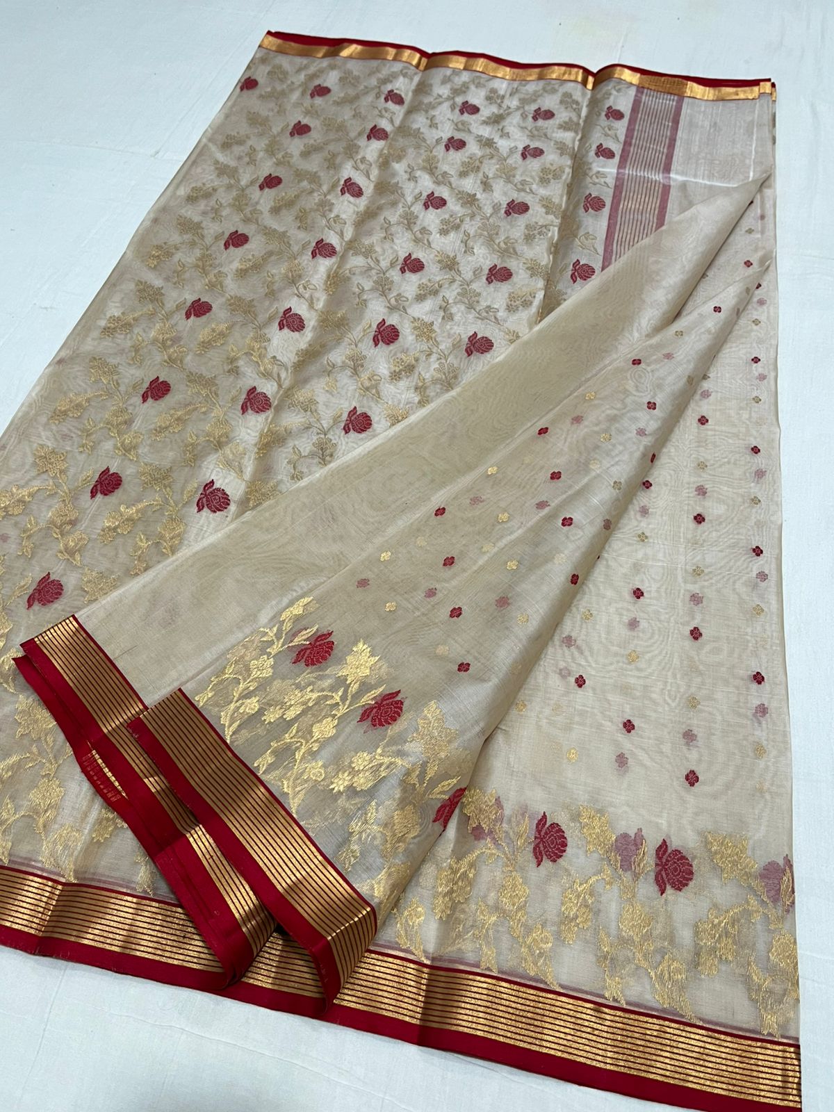 Ivory Chanderi handloom Katan silk saree with intricate red floral meenakari motifs and a gold zari border by Silk Tatva.