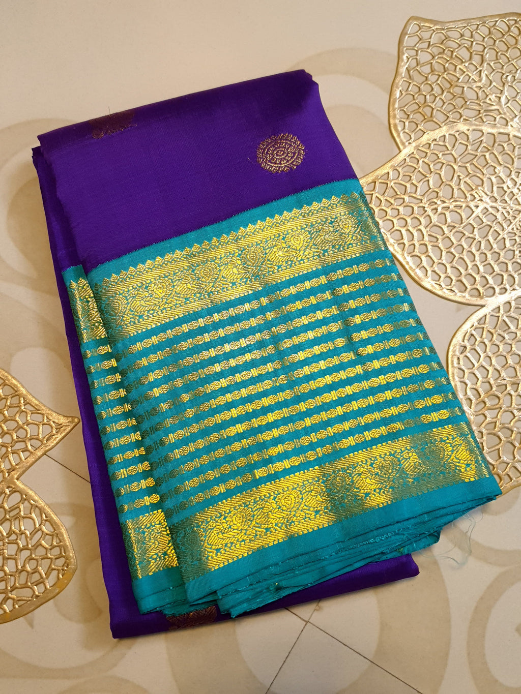 Purple Kanchipuram handloom 2G gold Korvai pattu silk saree showcasing a contrasting teal blue border with gold zari stripes.