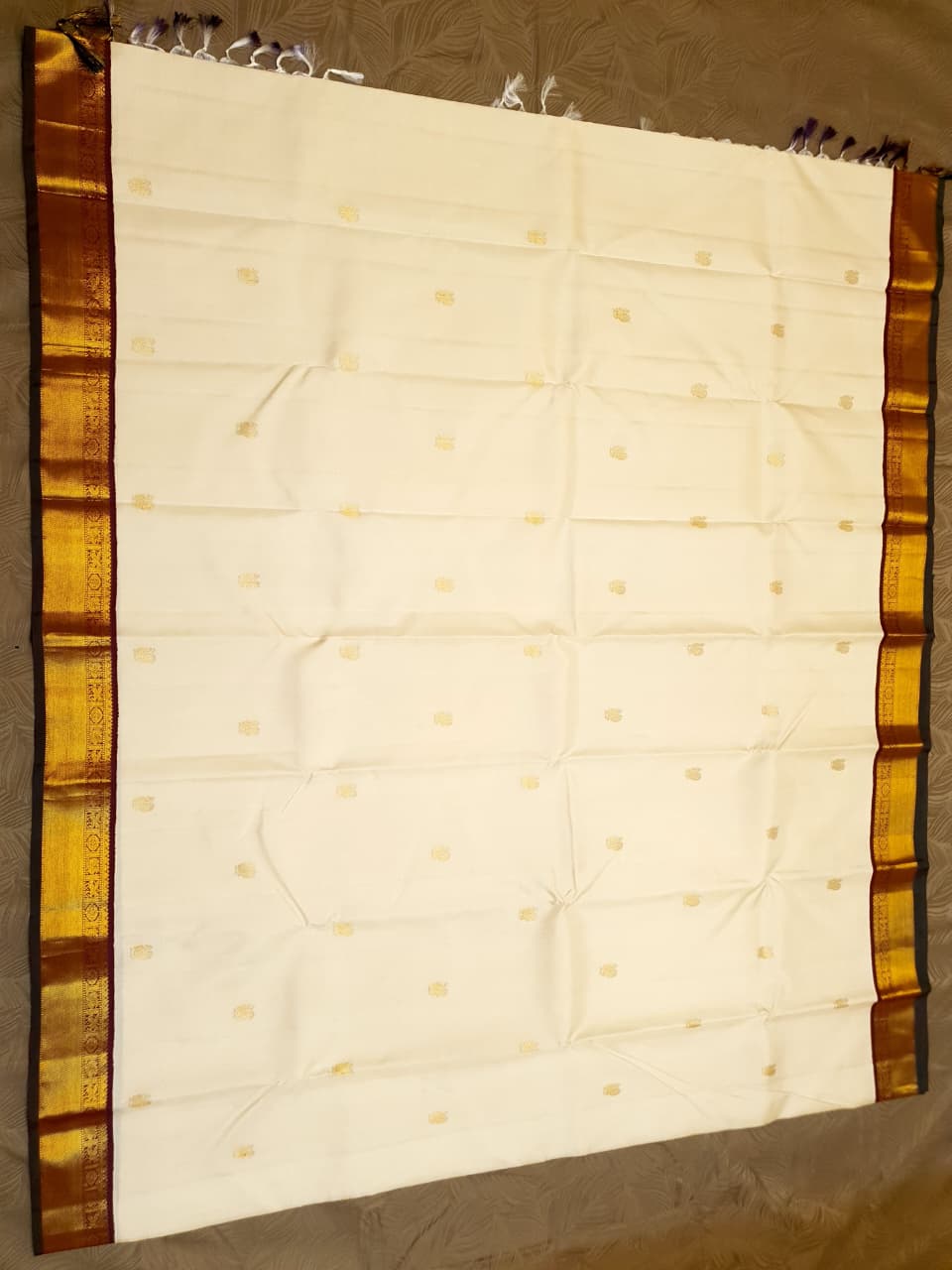 Cream Kanchipuram handloom Korvai Pattu silk saree featuring small 2G gold zari motifs, a rich contrast maroon pallu and border, and Silk Mark certification.