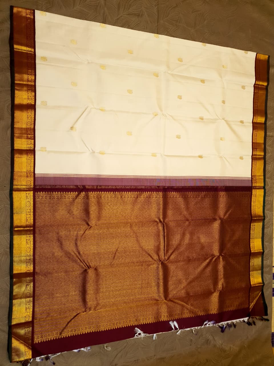 Cream Kanchipuram handloom Korvai Pattu silk saree featuring small 2G gold zari motifs, a rich contrast maroon pallu and border, and Silk Mark certification.