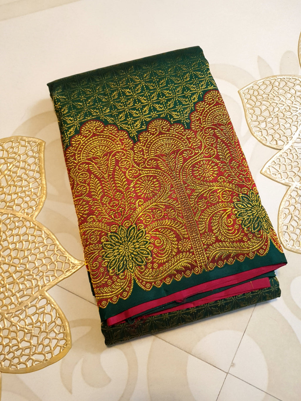 Bottle Green Kanchipuram handloom pattu silk saree featuring intricate 2G gold weave, a rich contrasting Red pallu, matching Red borders, and a certified silk mark weave.