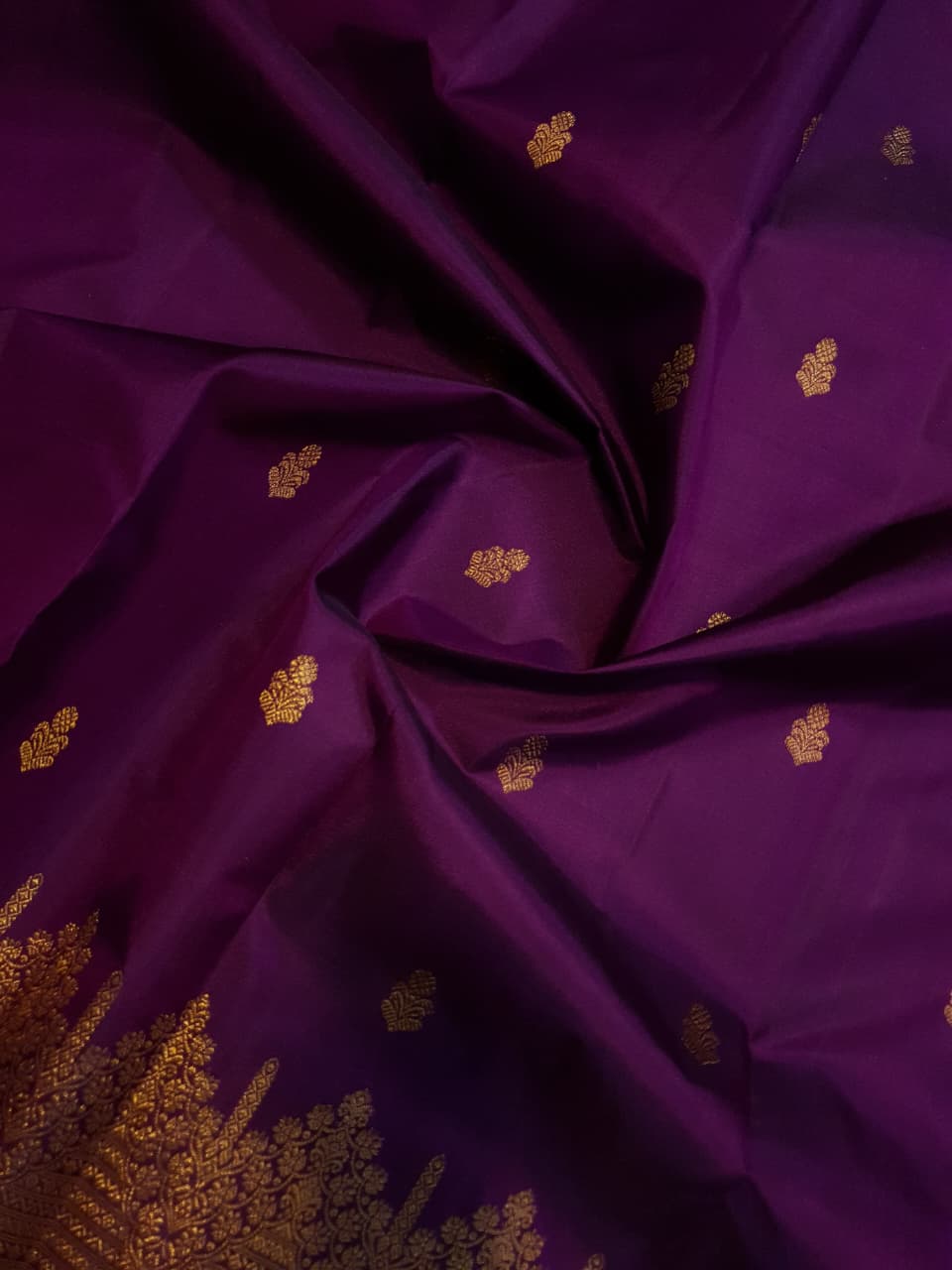 Magenta Kanchipuram handloom 2G gold pattu silk saree featuring traditional gold zari weaving and rich motifs.