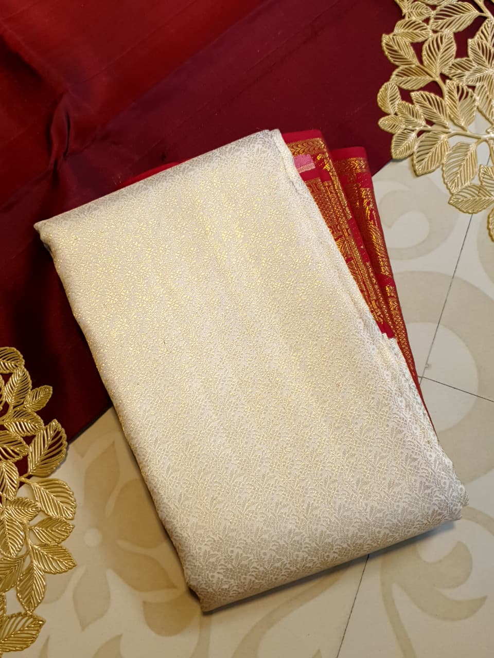 Cream Kanchipuram handloom silk saree with a vibrant pink and gold border, featuring intricate Kalyana Pallakku zari work, accessorized with traditional gold jewelry.