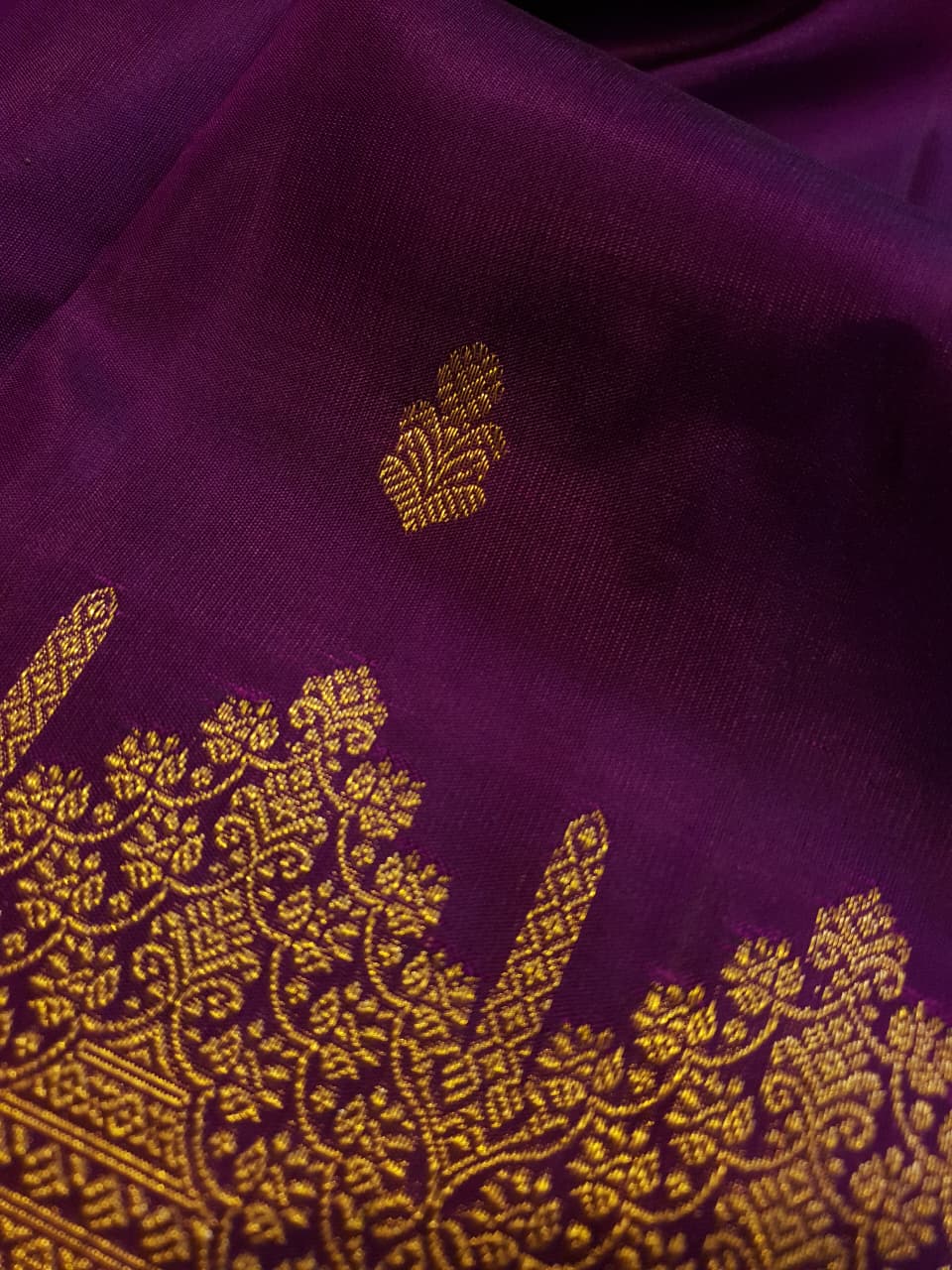 Magenta Kanchipuram handloom 2G gold pattu silk saree featuring traditional gold zari weaving and rich motifs.