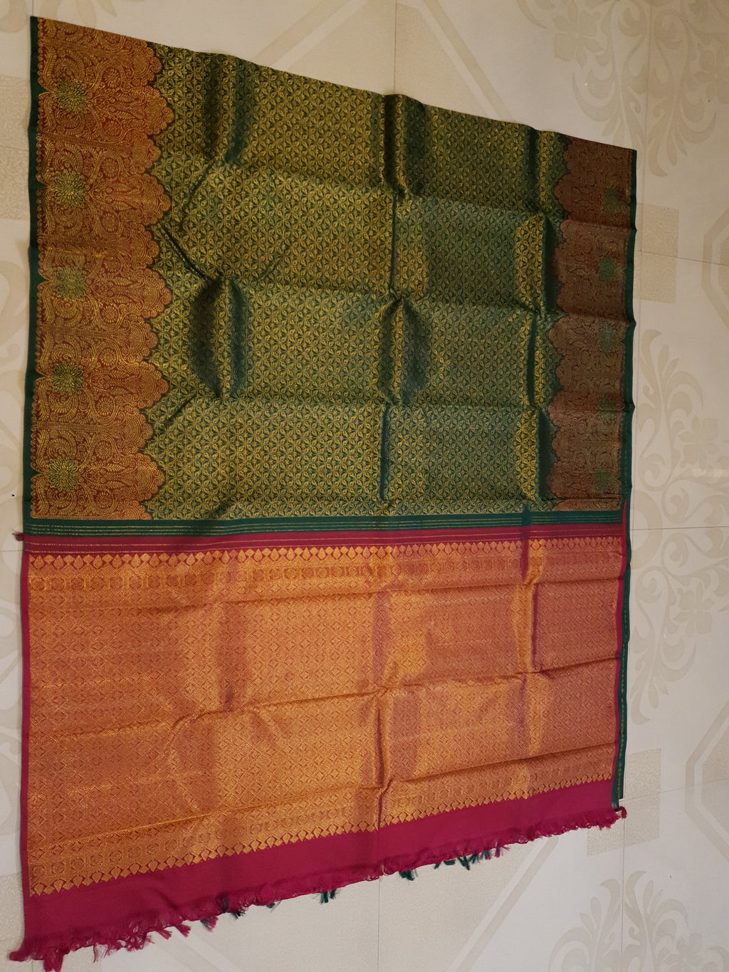 Bottle Green Kanchipuram handloom pattu silk saree featuring intricate 2G gold weave, a rich contrasting Red pallu, matching Red borders, and a certified silk mark weave.