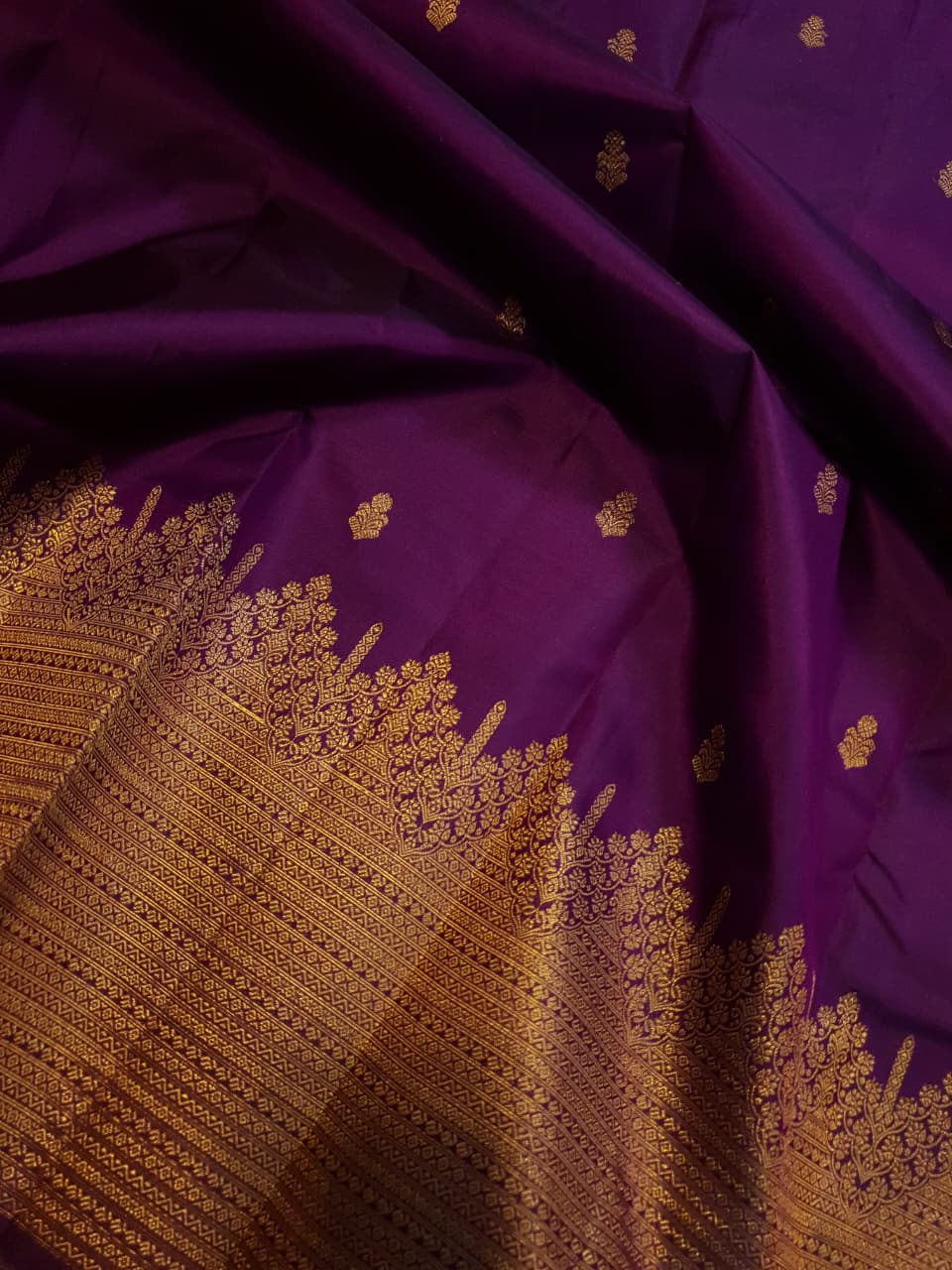 Magenta Kanchipuram handloom 2G gold pattu silk saree featuring traditional gold zari weaving and rich motifs.