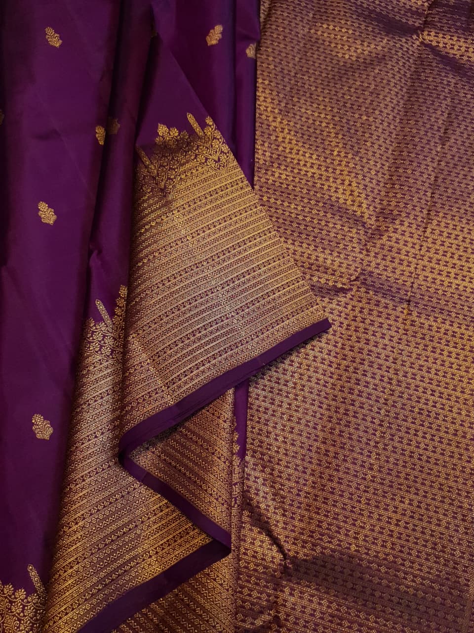 Magenta Kanchipuram handloom 2G gold pattu silk saree featuring traditional gold zari weaving and rich motifs.
