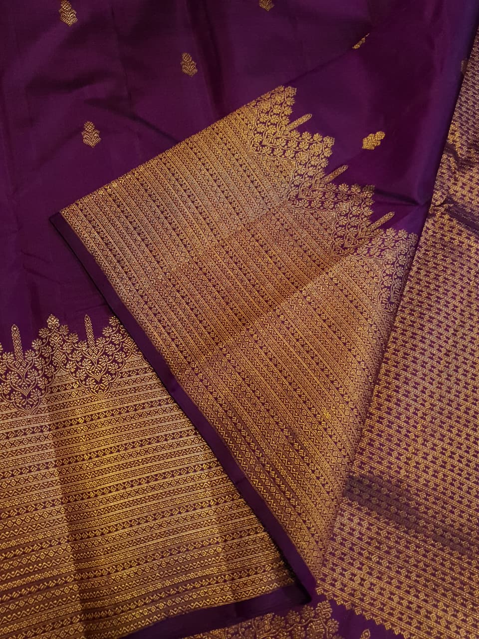 Magenta Kanchipuram handloom 2G gold pattu silk saree featuring traditional gold zari weaving and rich motifs.