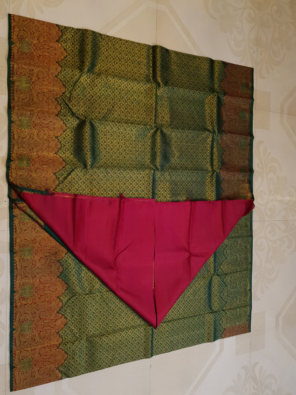 Bottle Green Kanchipuram handloom pattu silk saree featuring intricate 2G gold weave, a rich contrasting Red pallu, matching Red borders, and a certified silk mark weave.