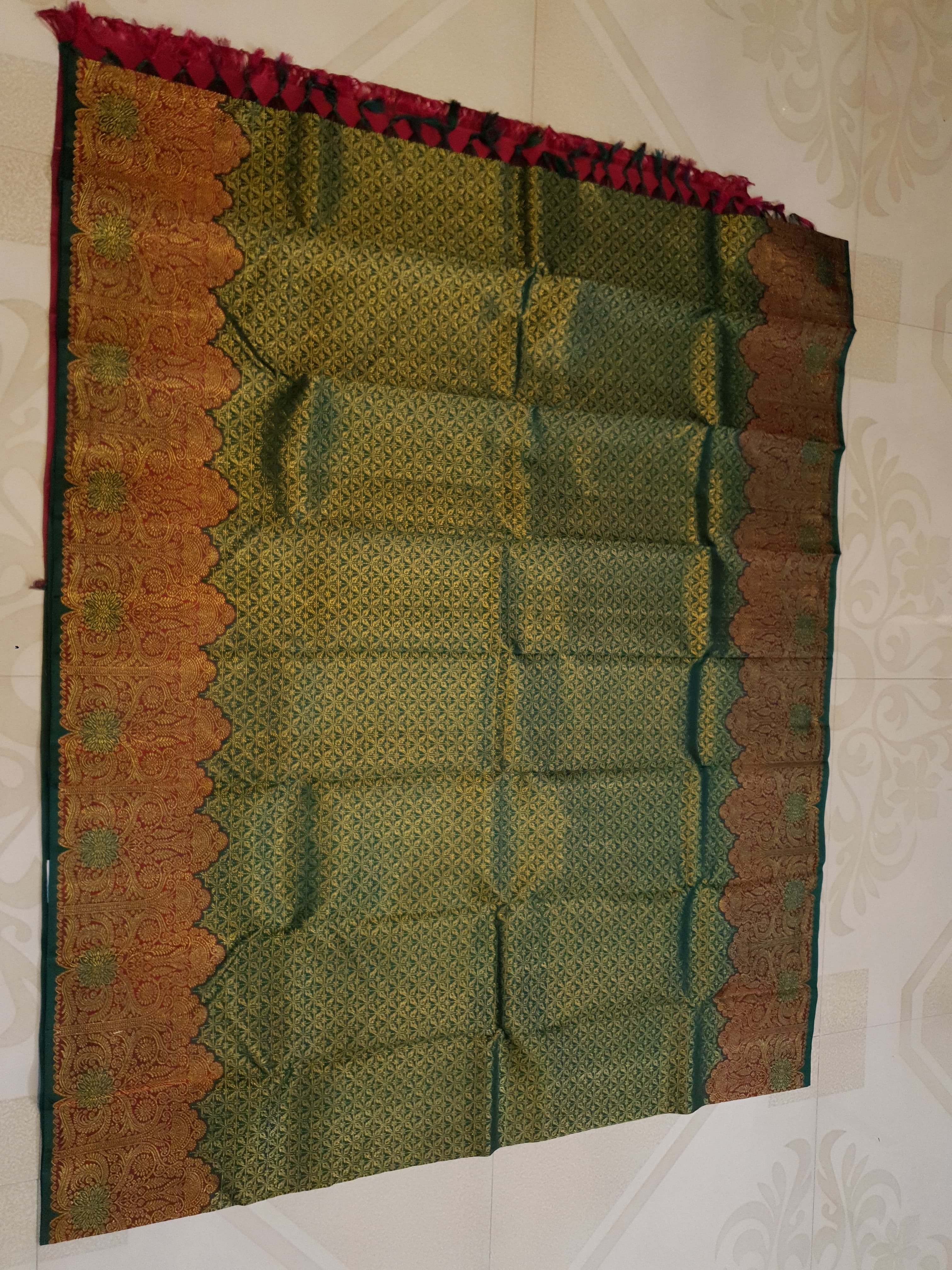 Bottle Green Kanchipuram handloom pattu silk saree featuring intricate 2G gold weave, a rich contrasting Red pallu, matching Red borders, and a certified silk mark weave.